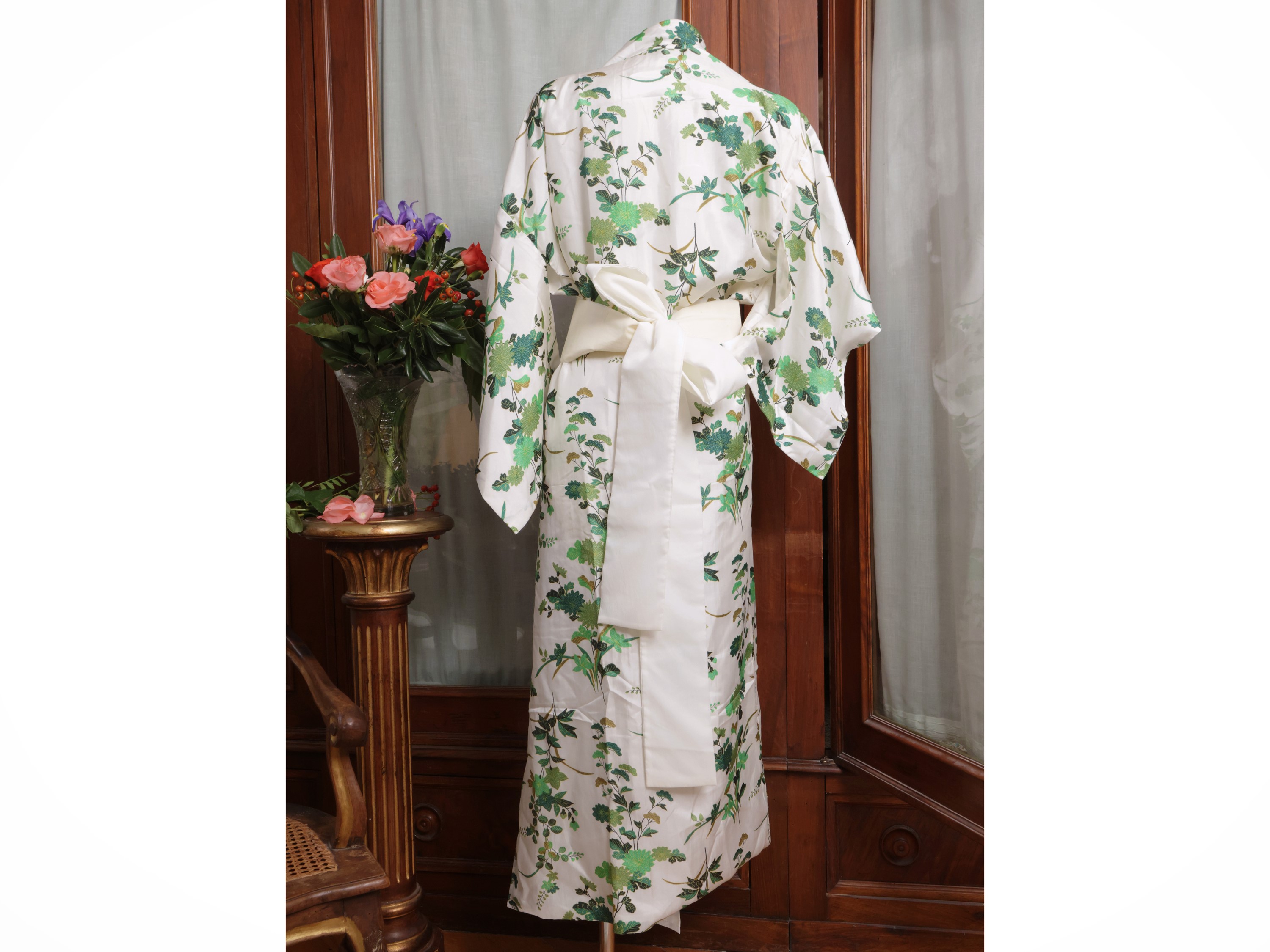Kimono in seta, Giappone, fantasia floreale verde su fondo bianco