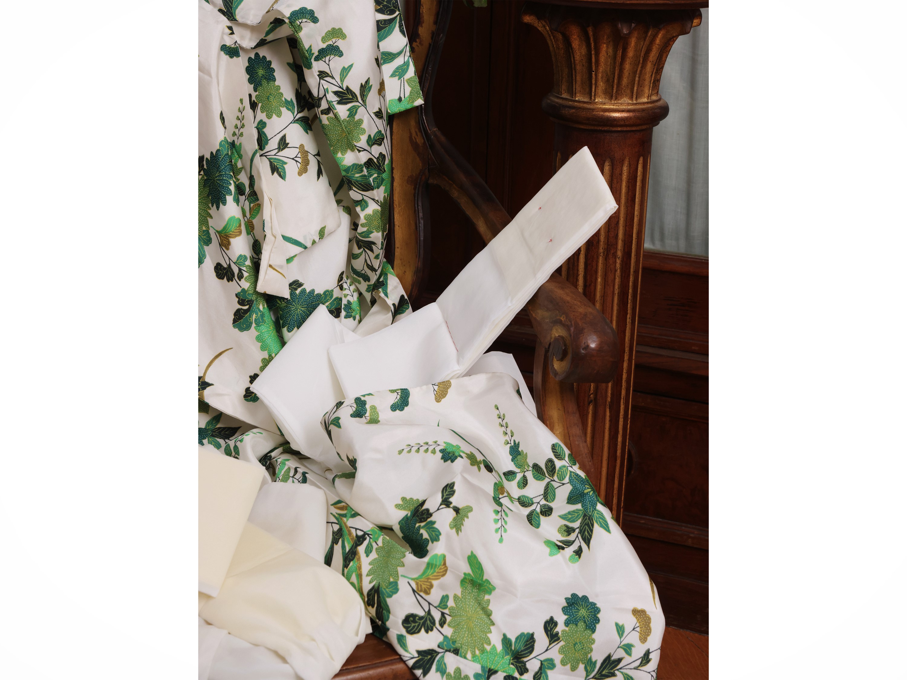 Kimono in seta, Giappone, fantasia floreale verde su fondo bianco