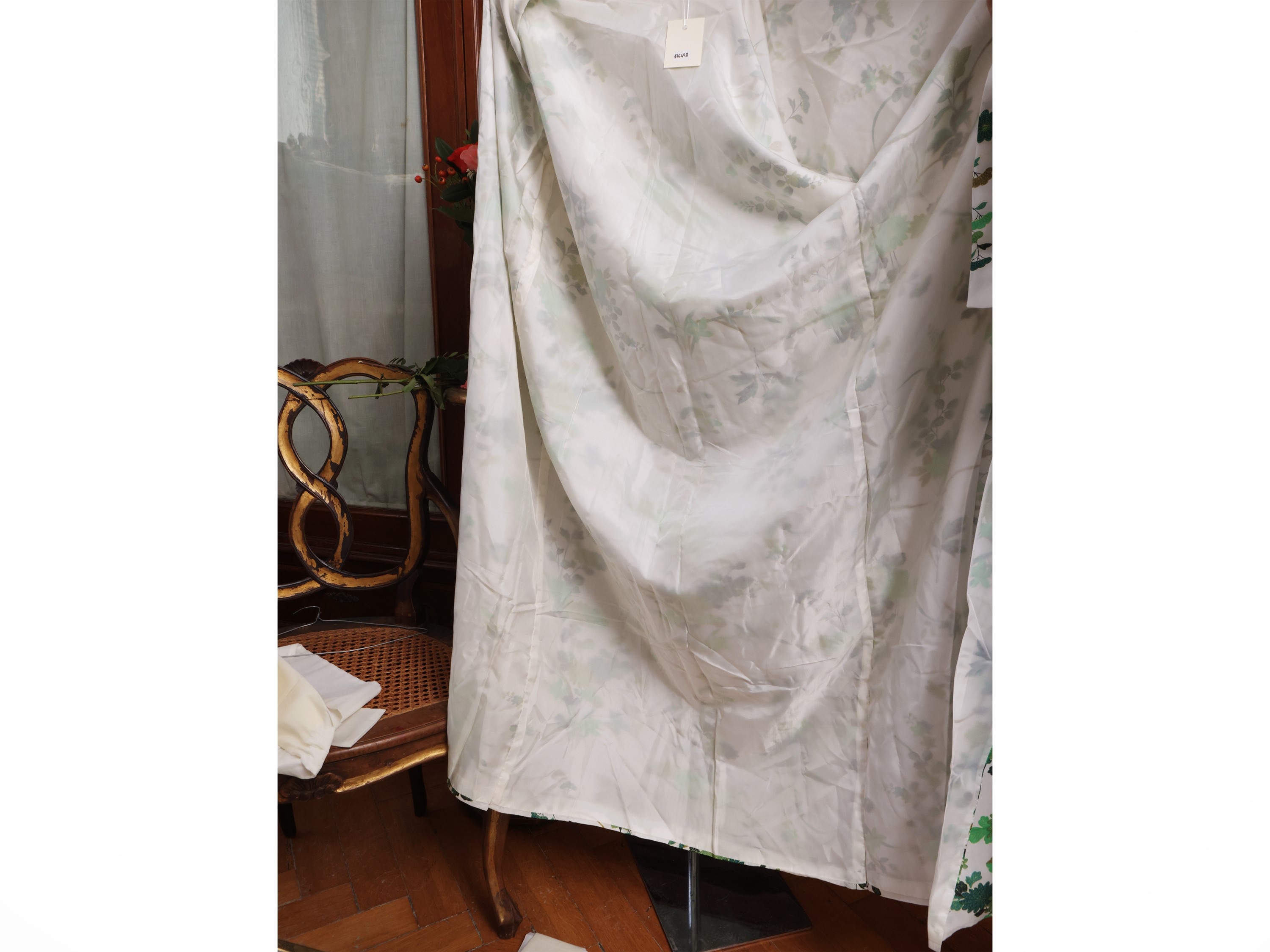 Kimono in seta, Giappone, fantasia floreale verde su fondo bianco