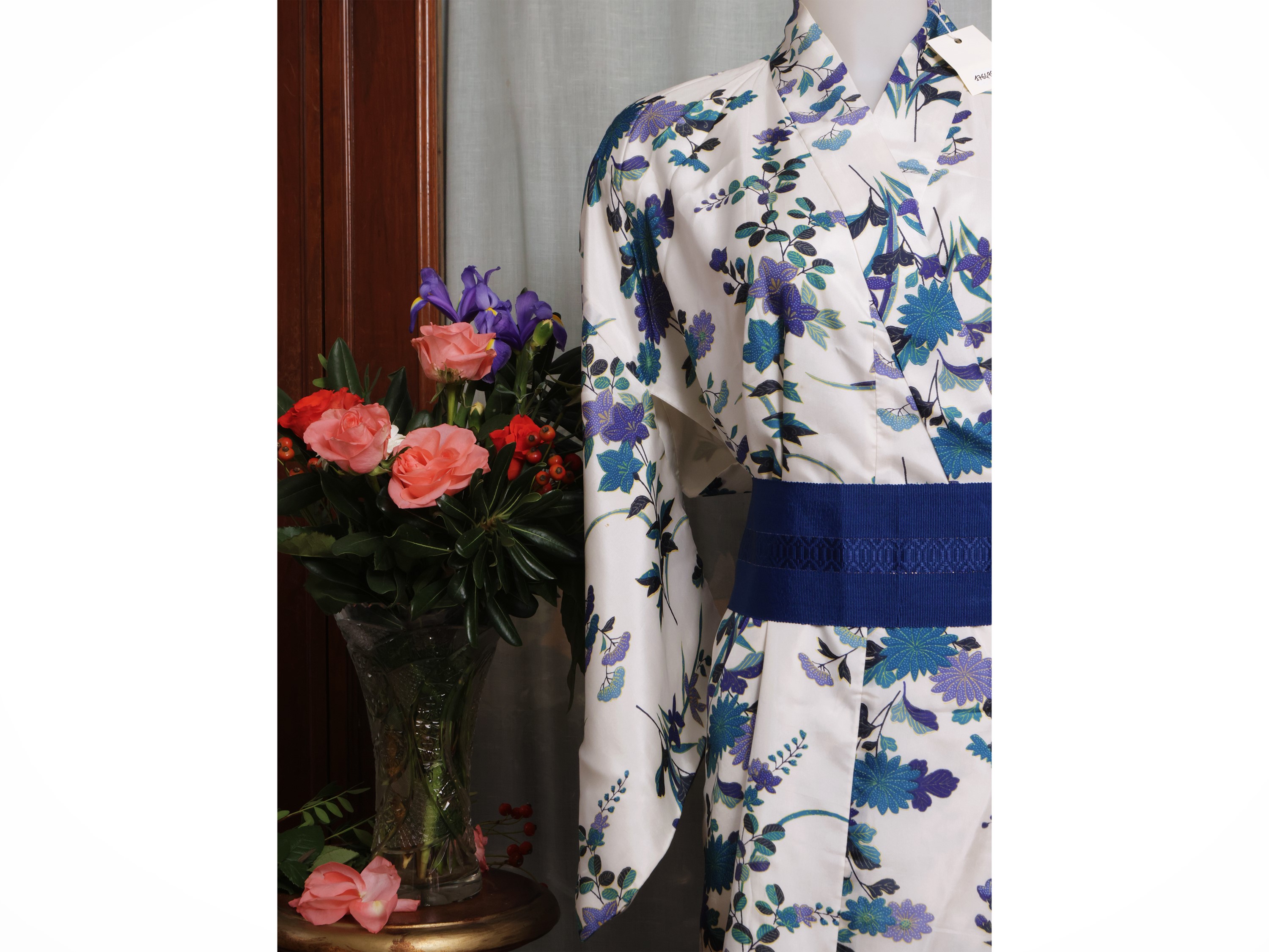 Kimono in seta giapponese, fantasia floreale nei toni del blu e del lilla