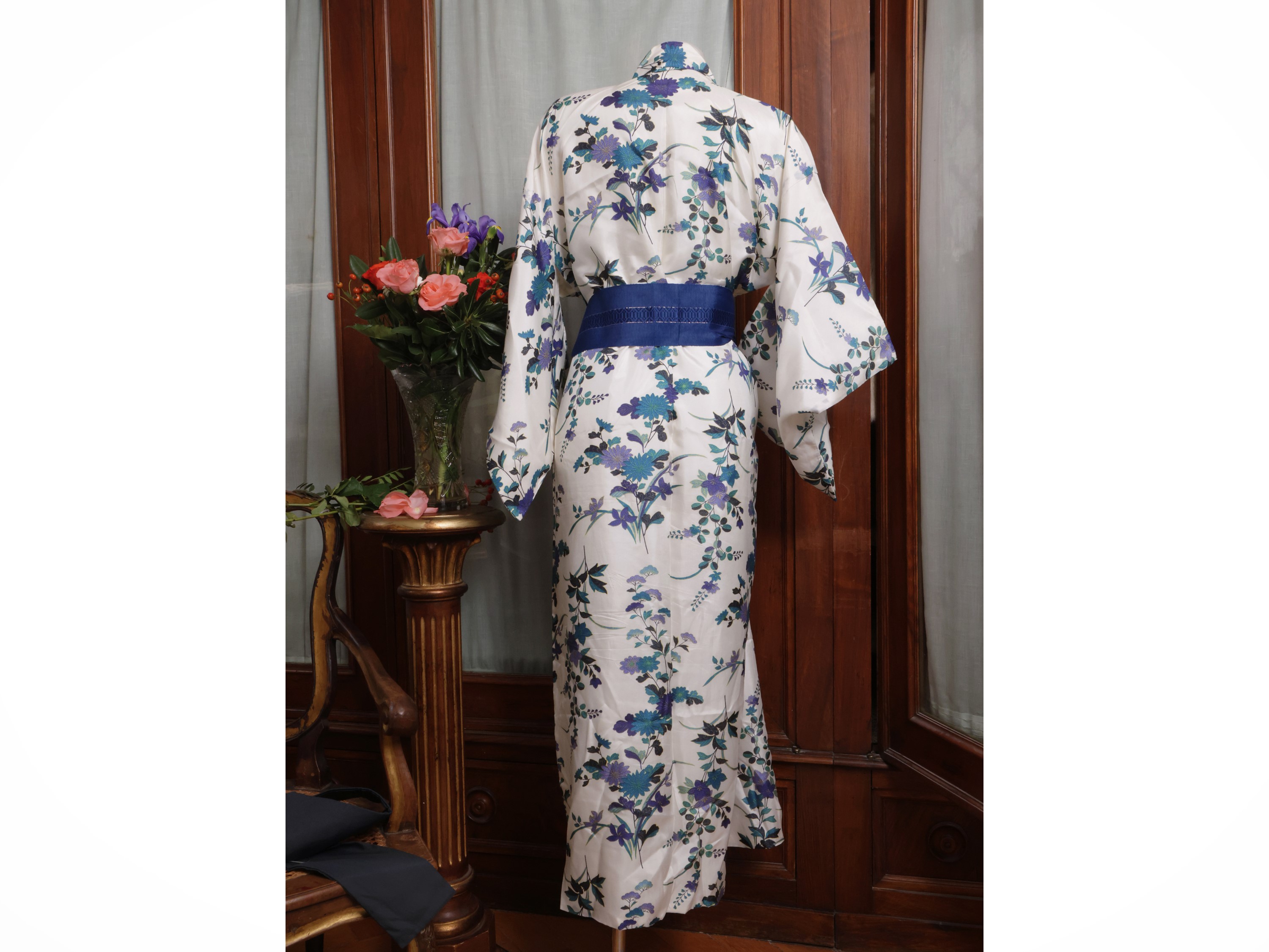Kimono in seta giapponese, fantasia floreale nei toni del blu e del lilla