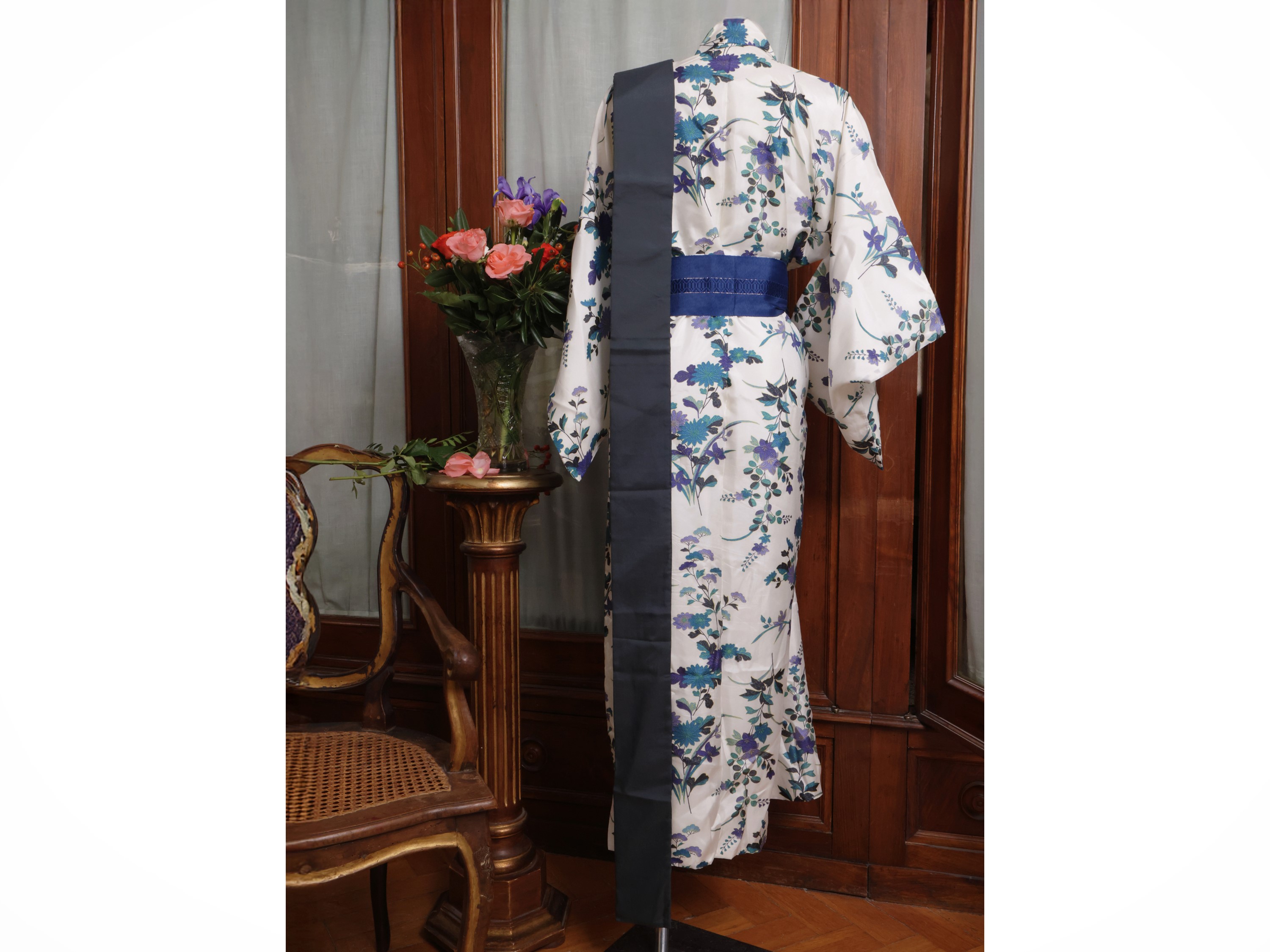 Kimono in seta giapponese, fantasia floreale nei toni del blu e del lilla