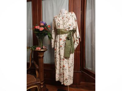 Kimono in seta, Giappone, fantasia di frutti su fondo bianco