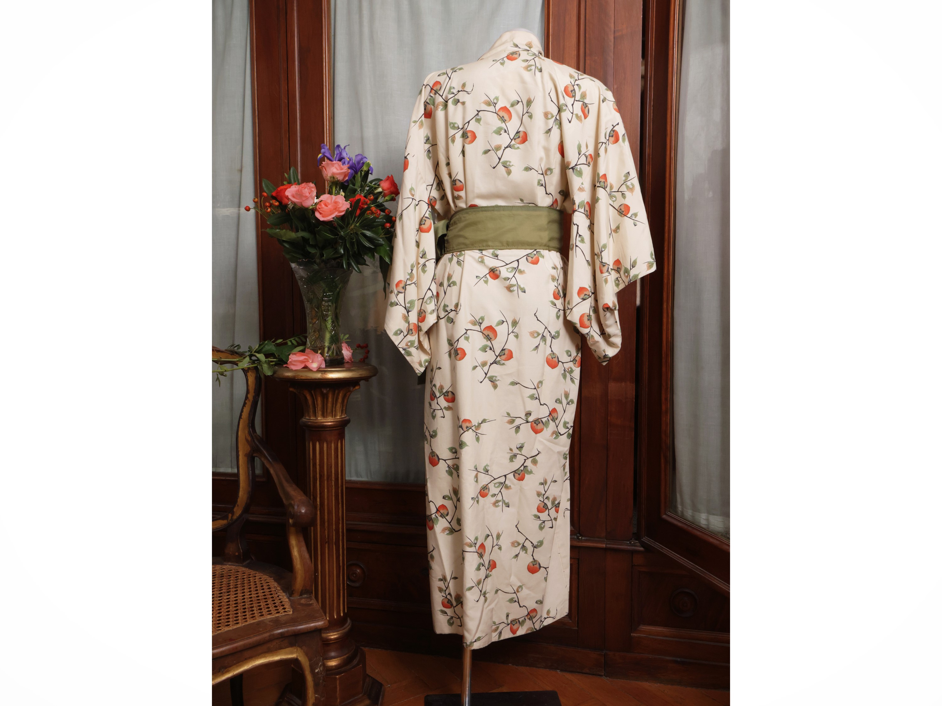 Kimono in seta, Giappone, fantasia di frutti su fondo bianco