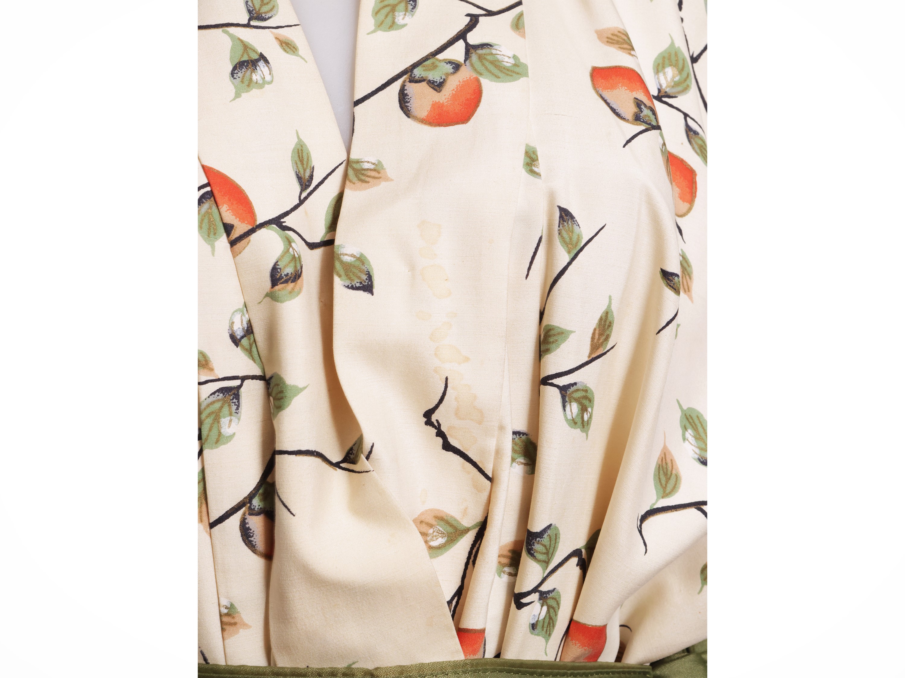 Kimono in seta, Giappone, fantasia di frutti su fondo bianco