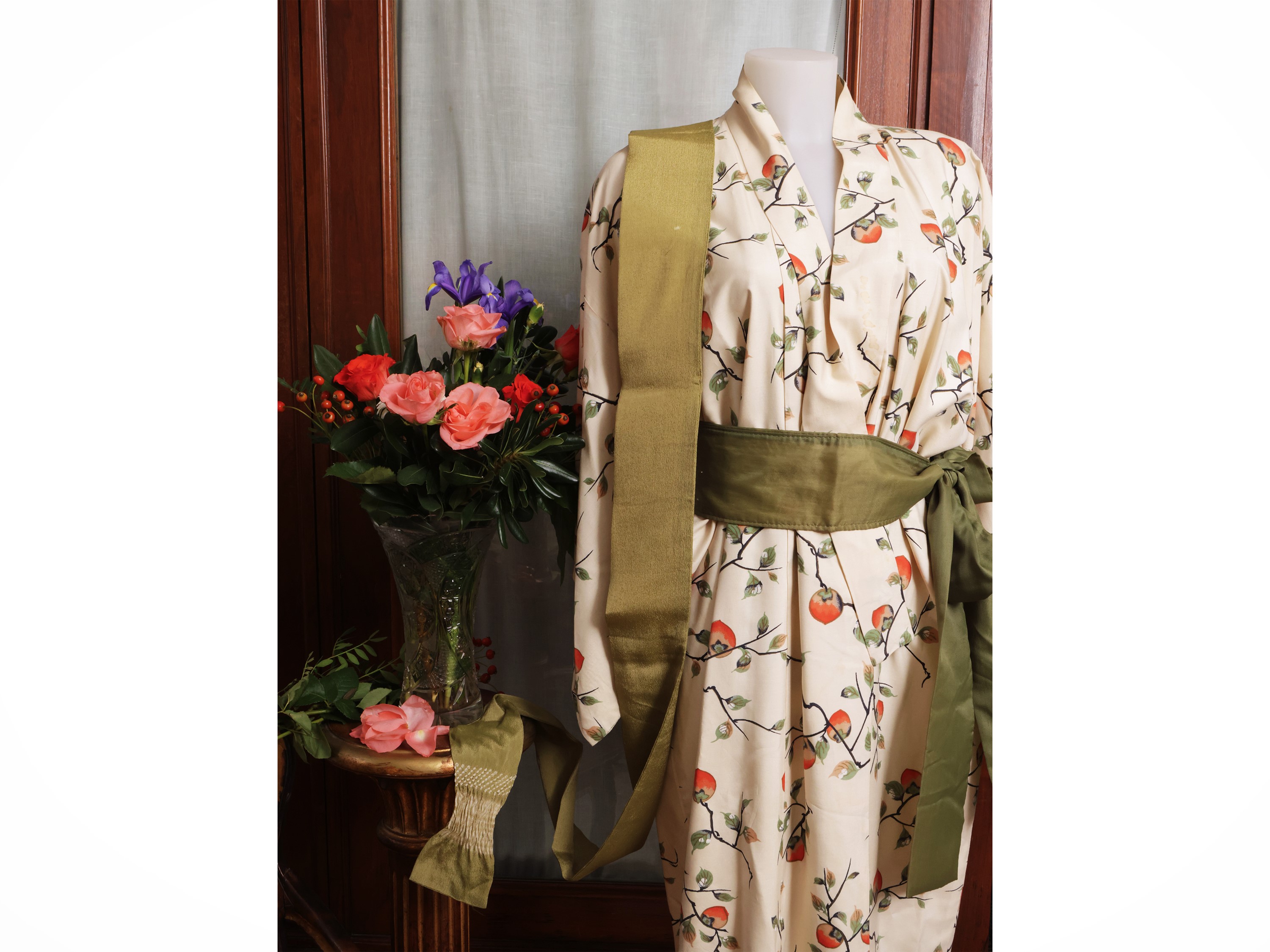 Kimono in seta, Giappone, fantasia di frutti su fondo bianco