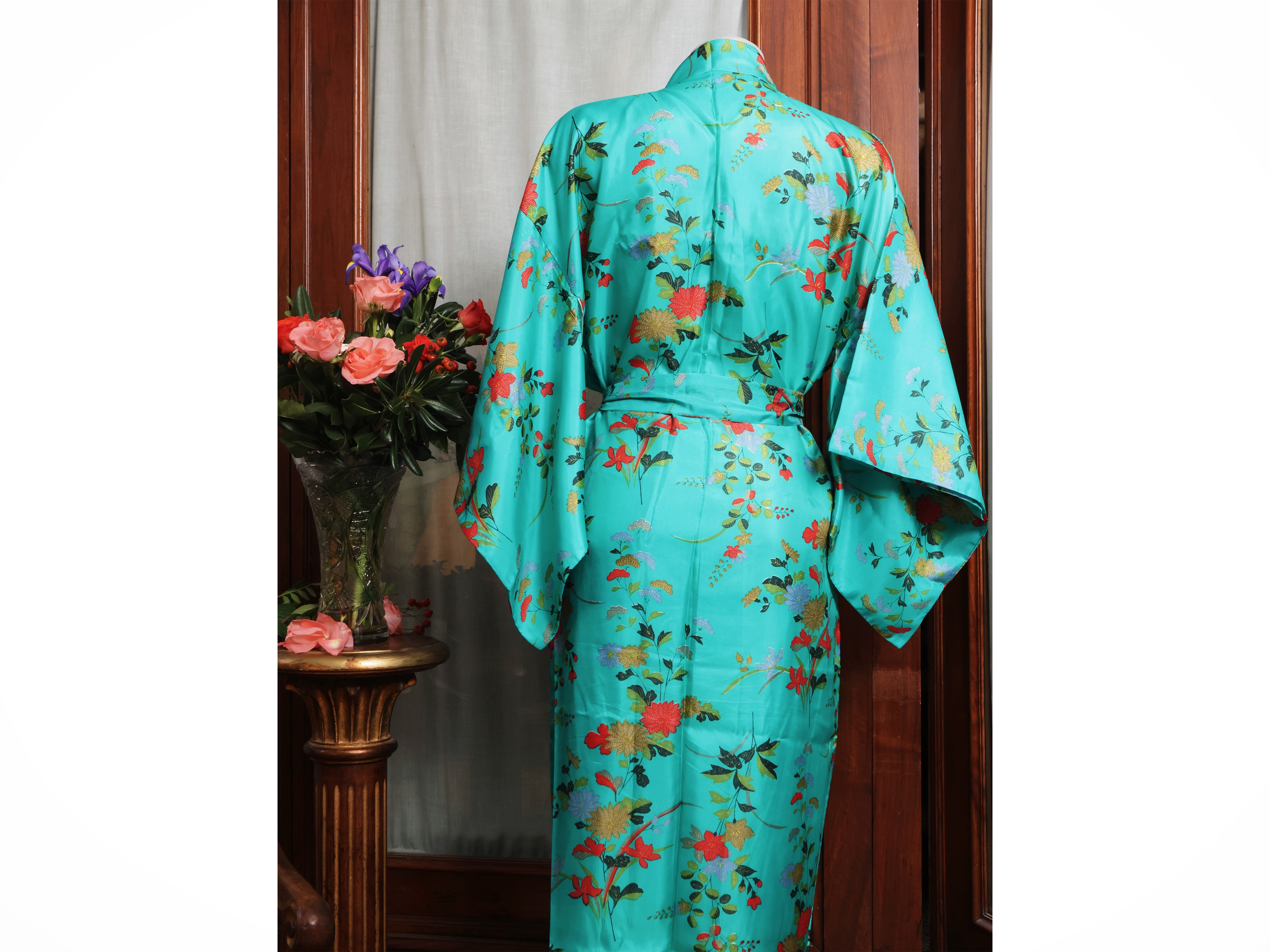 Kimono in seta giapponese, fantasia floreale arancio e verde su fondo turchese
