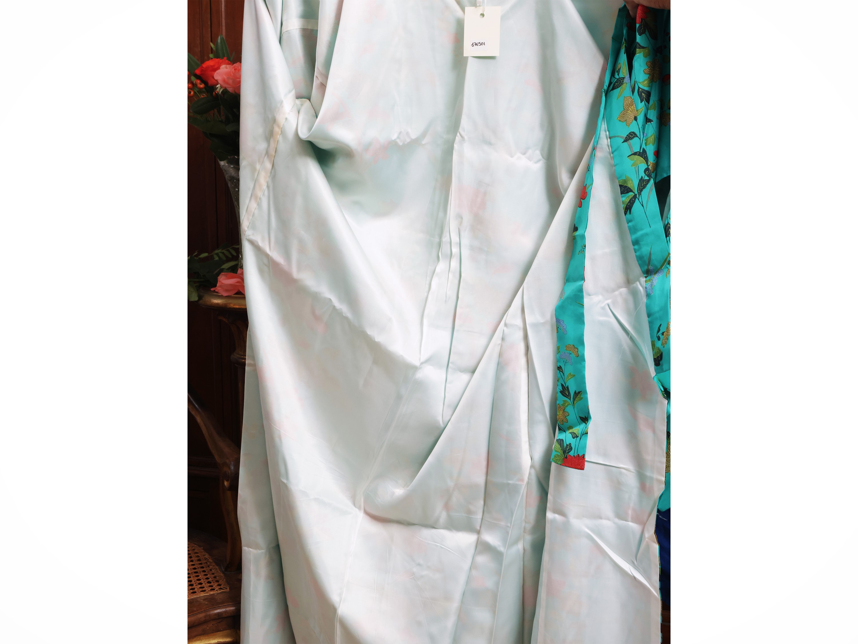 Kimono in seta giapponese, fantasia floreale arancio e verde su fondo turchese