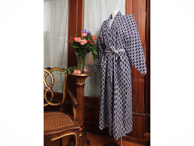 Due kimono in cotone, Giappone, con fantasie geometriche bianche e blu