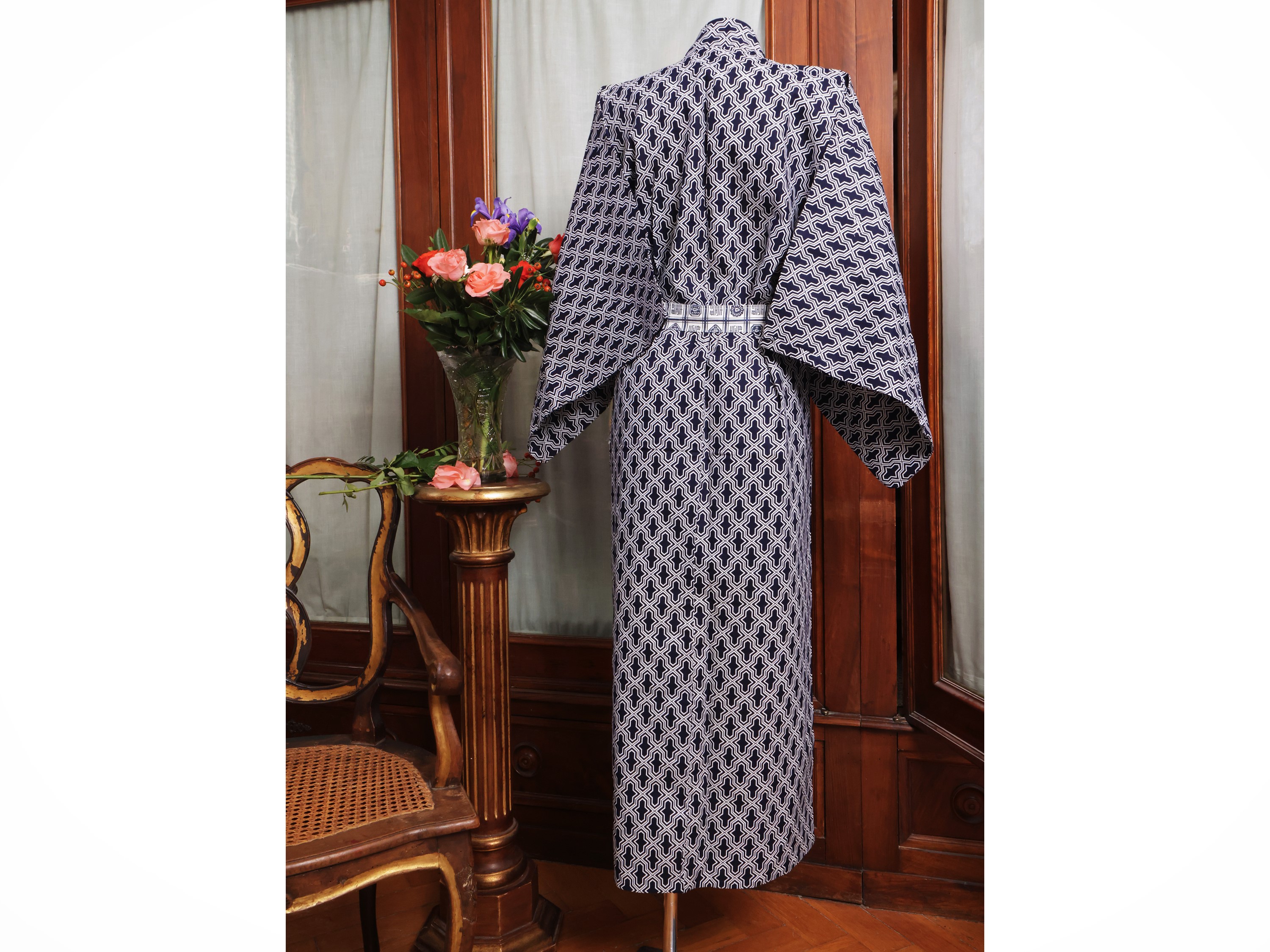 Due kimono in cotone, Giappone, con fantasie geometriche bianche e blu