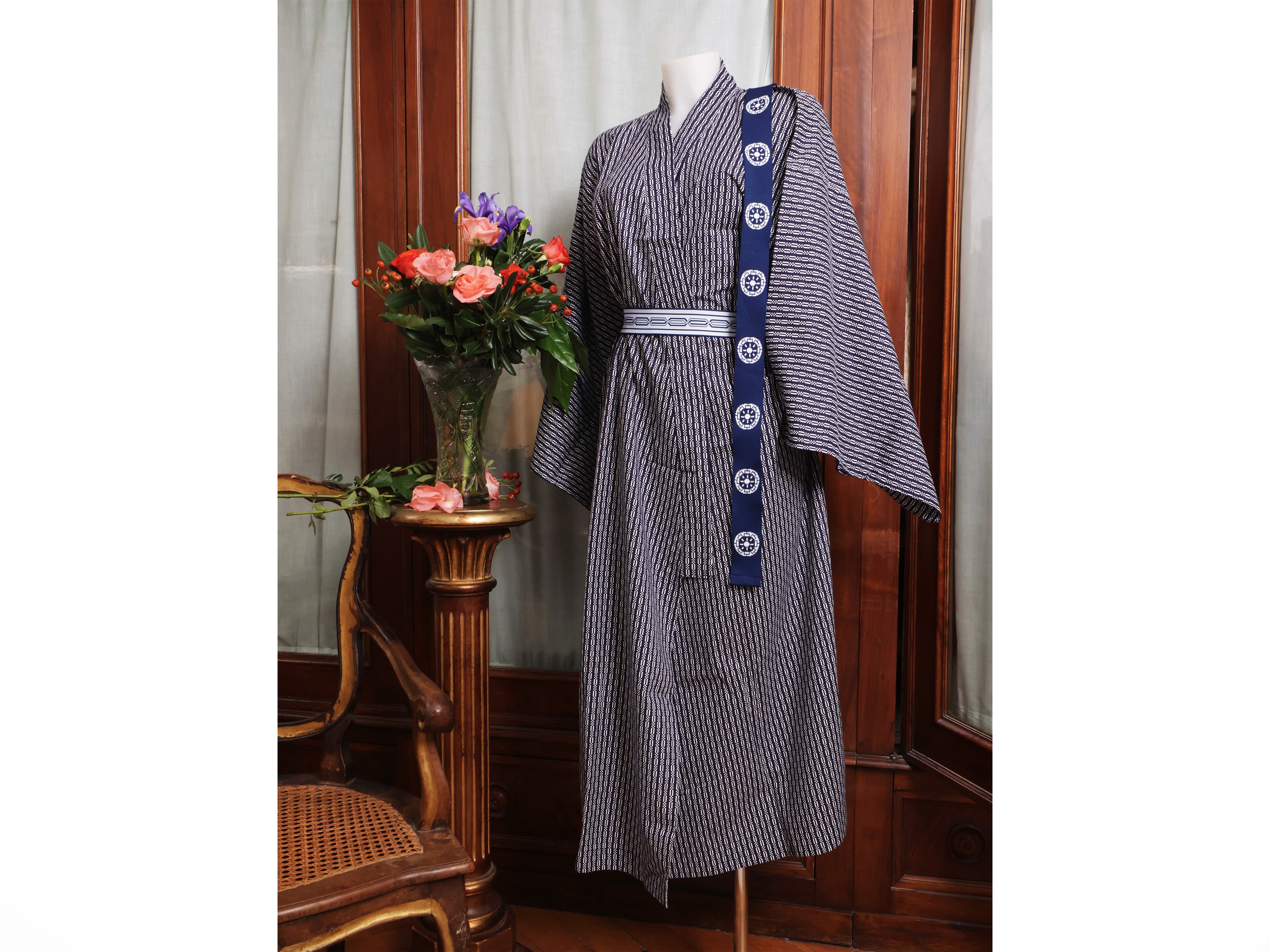 Due kimono in cotone, Giappone, con fantasie geometriche bianche e blu