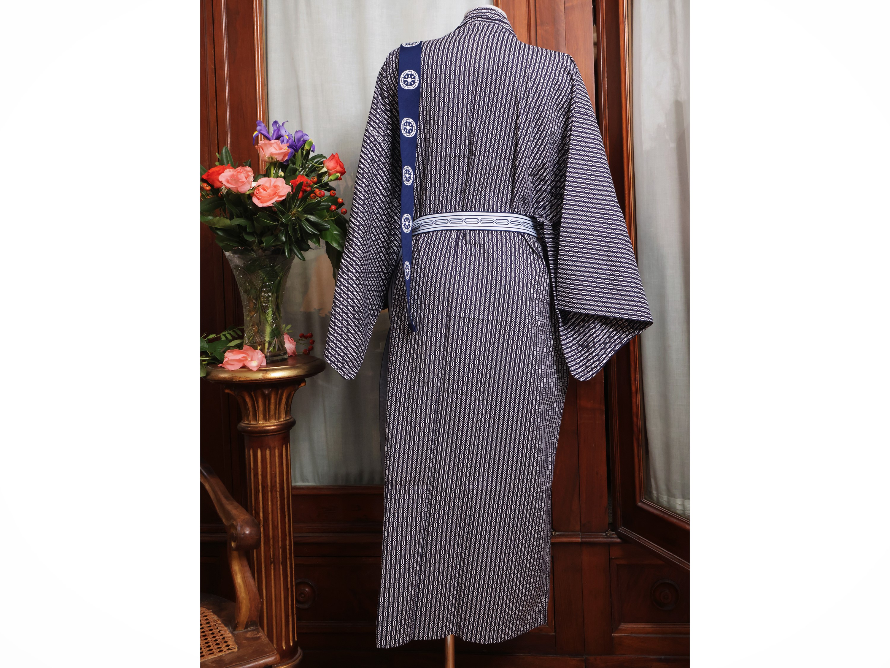 Due kimono in cotone, Giappone, con fantasie geometriche bianche e blu