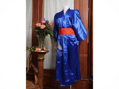 Due kimono cinesi, uno in blu royal con ricami meccanici e l'altro in damascato a chinoiserie ros...