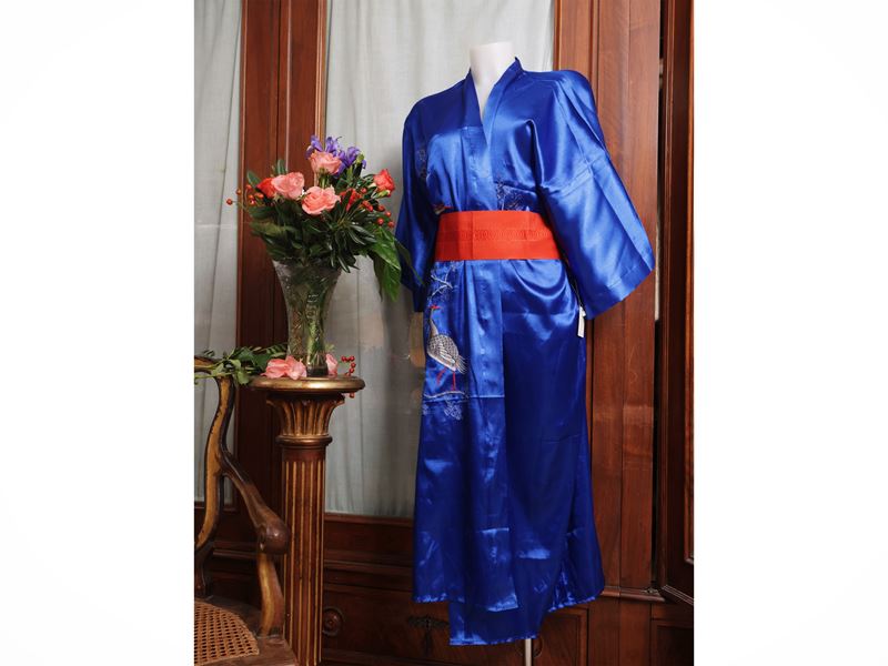 Due kimono cinesi, uno in blu royal con ricami meccanici e l'altro in damascato a chinoiserie ros...