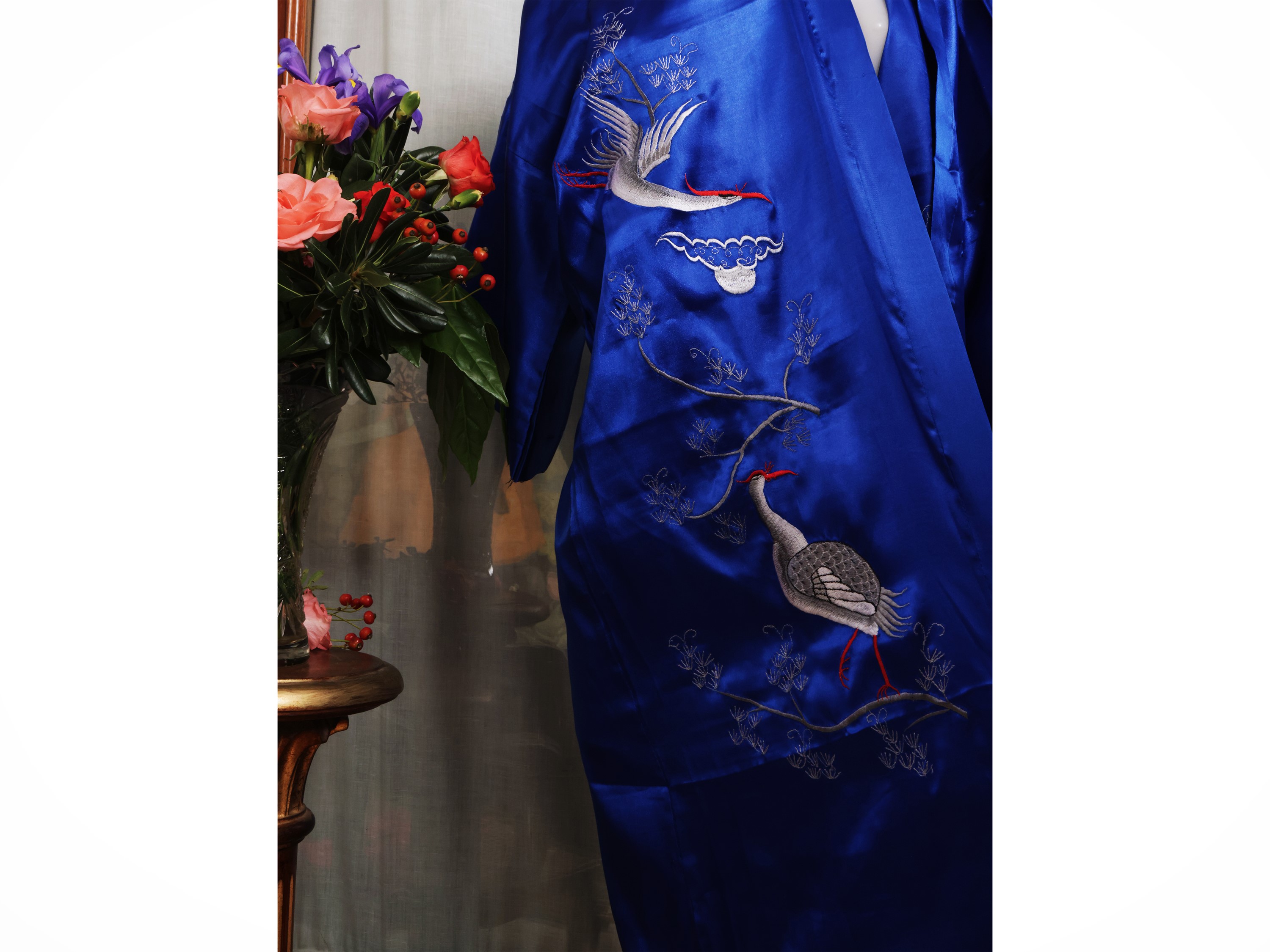 Due kimono cinesi, uno in blu royal con ricami meccanici e l'altro in damascato a chinoiserie ros...