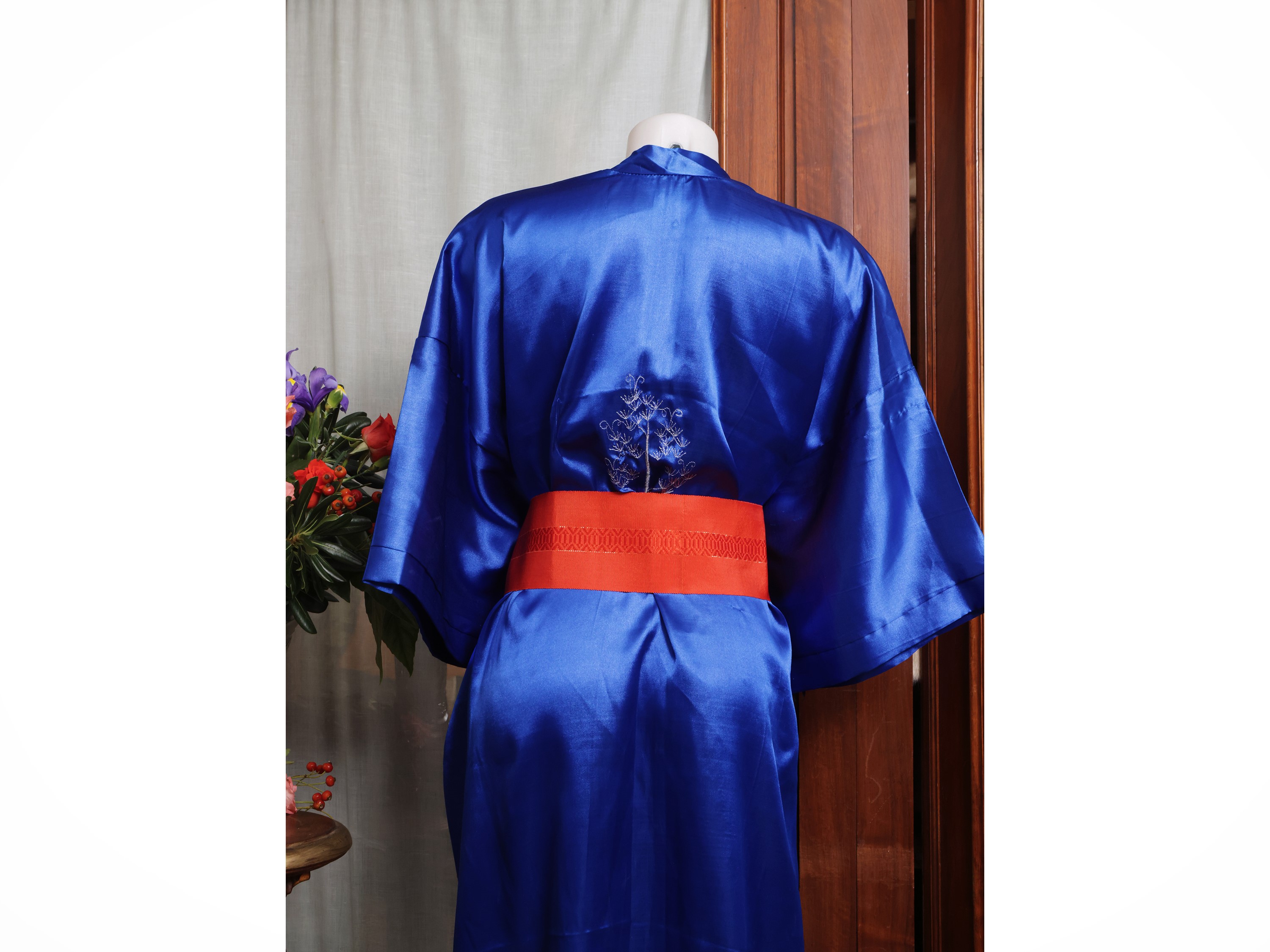 Due kimono cinesi, uno in blu royal con ricami meccanici e l'altro in damascato a chinoiserie ros...