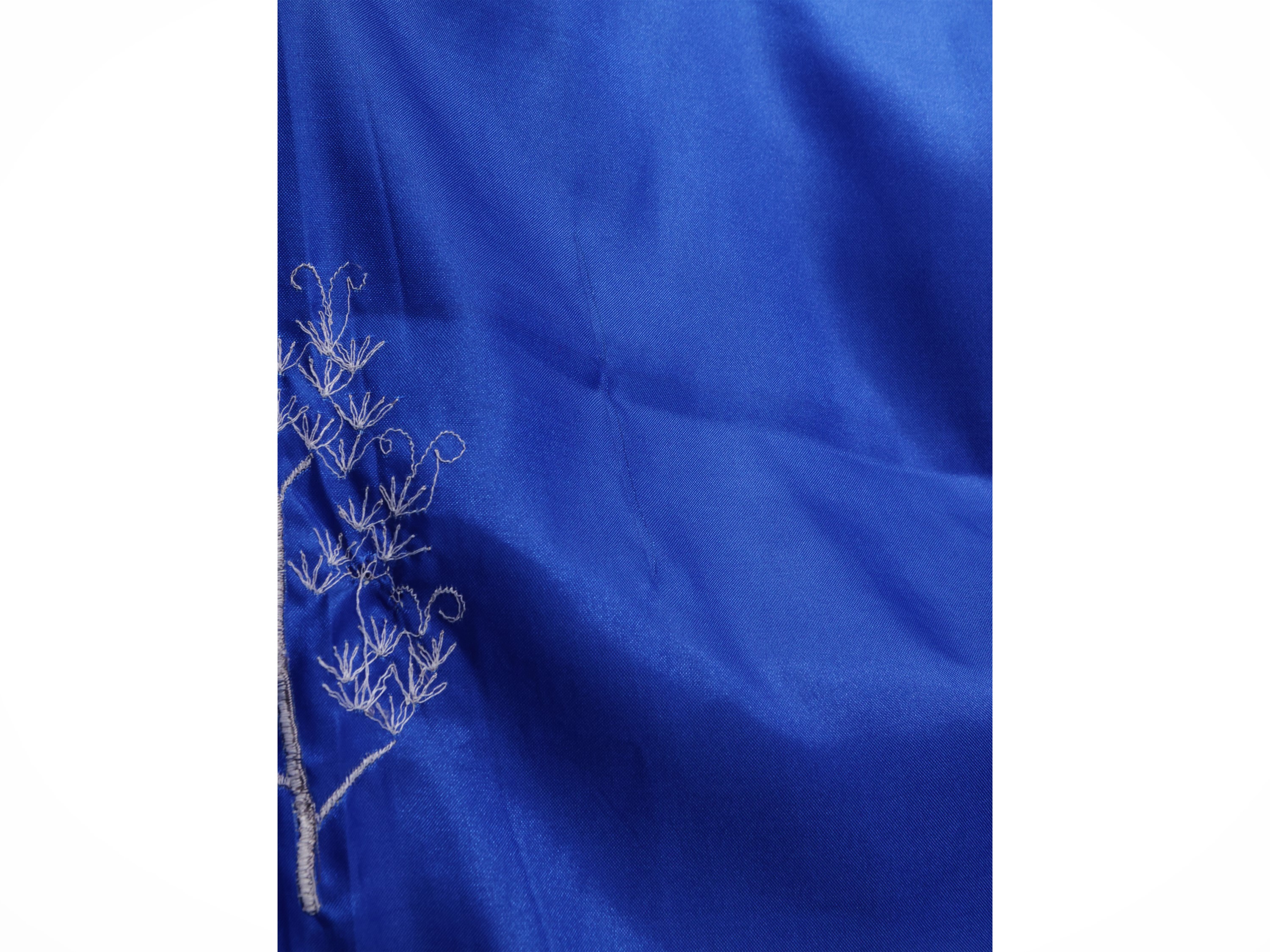 Due kimono cinesi, uno in blu royal con ricami meccanici e l'altro in damascato a chinoiserie ros...