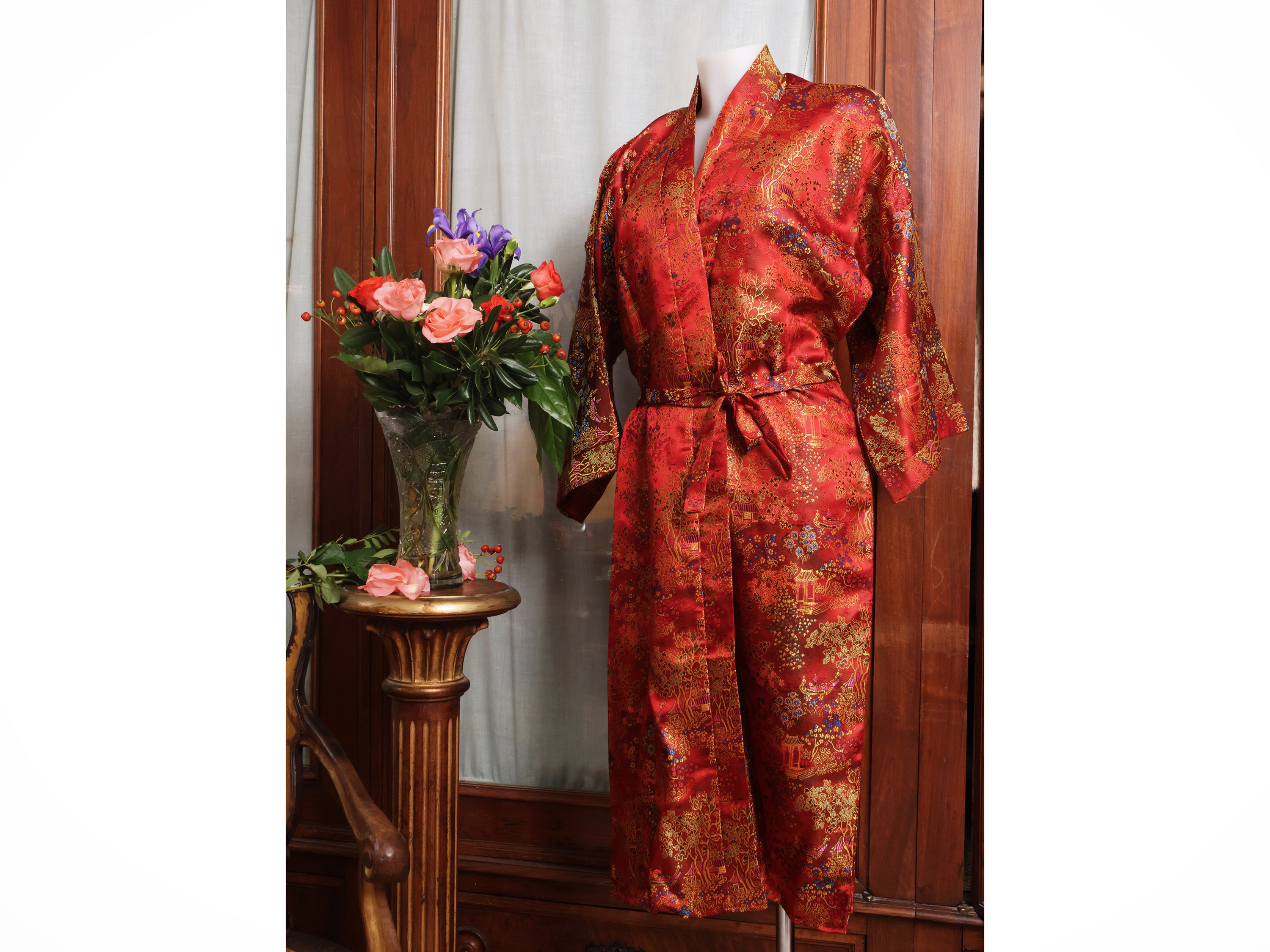 Due kimono cinesi, uno in blu royal con ricami meccanici e l'altro in damascato a chinoiserie ros...