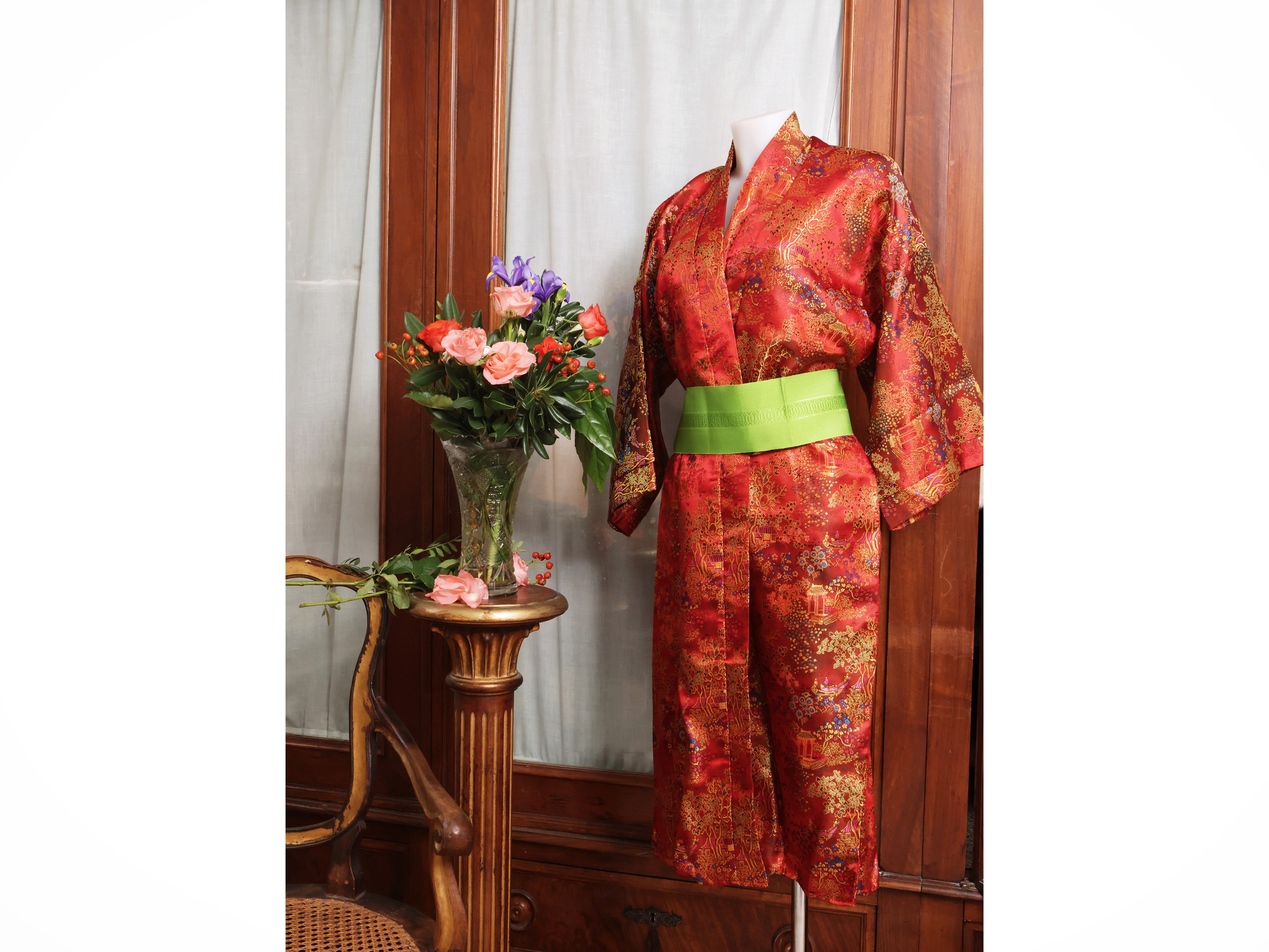 Due kimono cinesi, uno in blu royal con ricami meccanici e l'altro in damascato a chinoiserie ros...