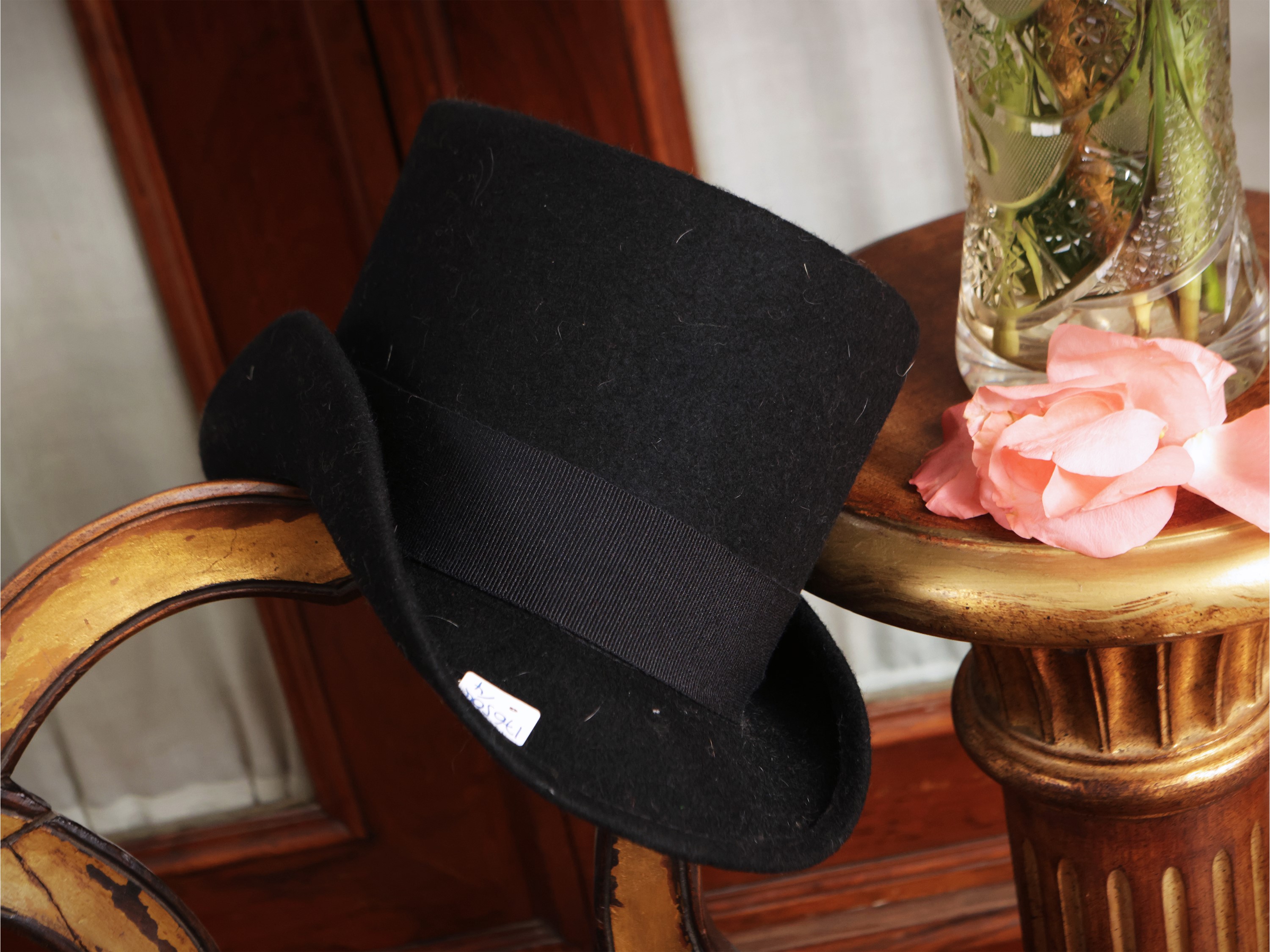Quattro cappelli in panno con decorazioni in nastro e piume