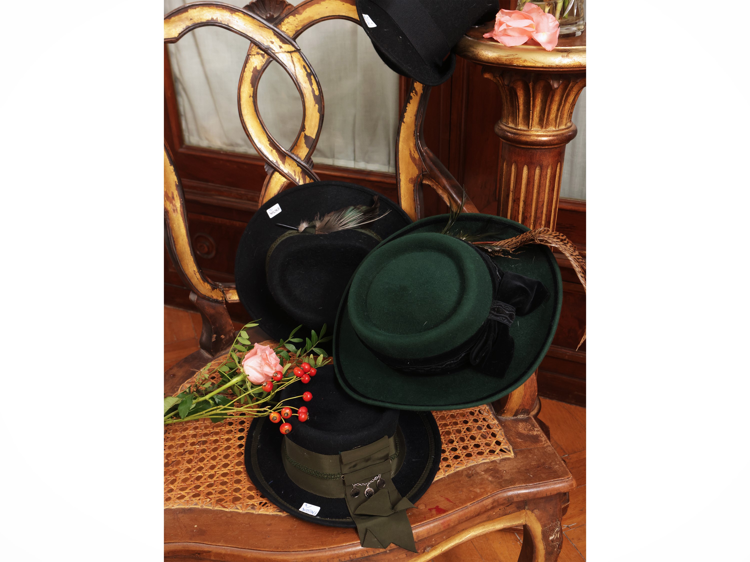 Quattro cappelli in panno con decorazioni in nastro e piume
