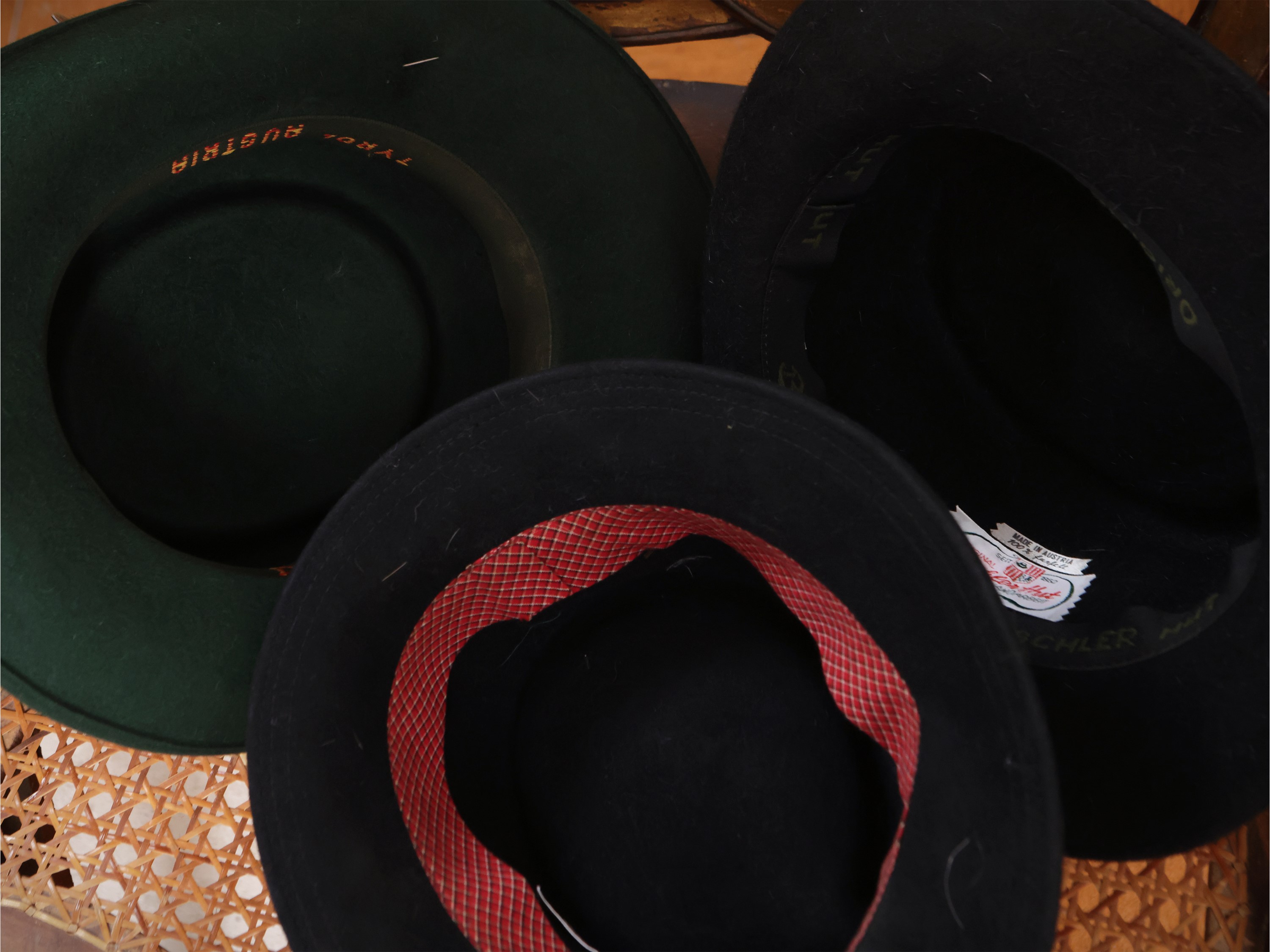 Quattro cappelli in panno con decorazioni in nastro e piume