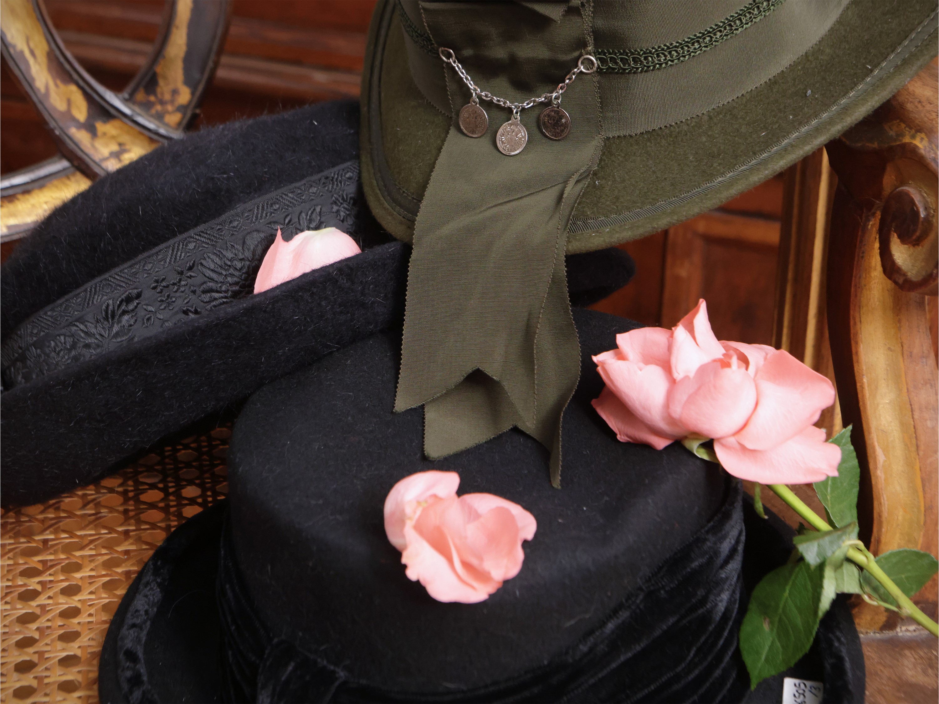 Tre cappelli in panno tirolese con dettagli in velluto