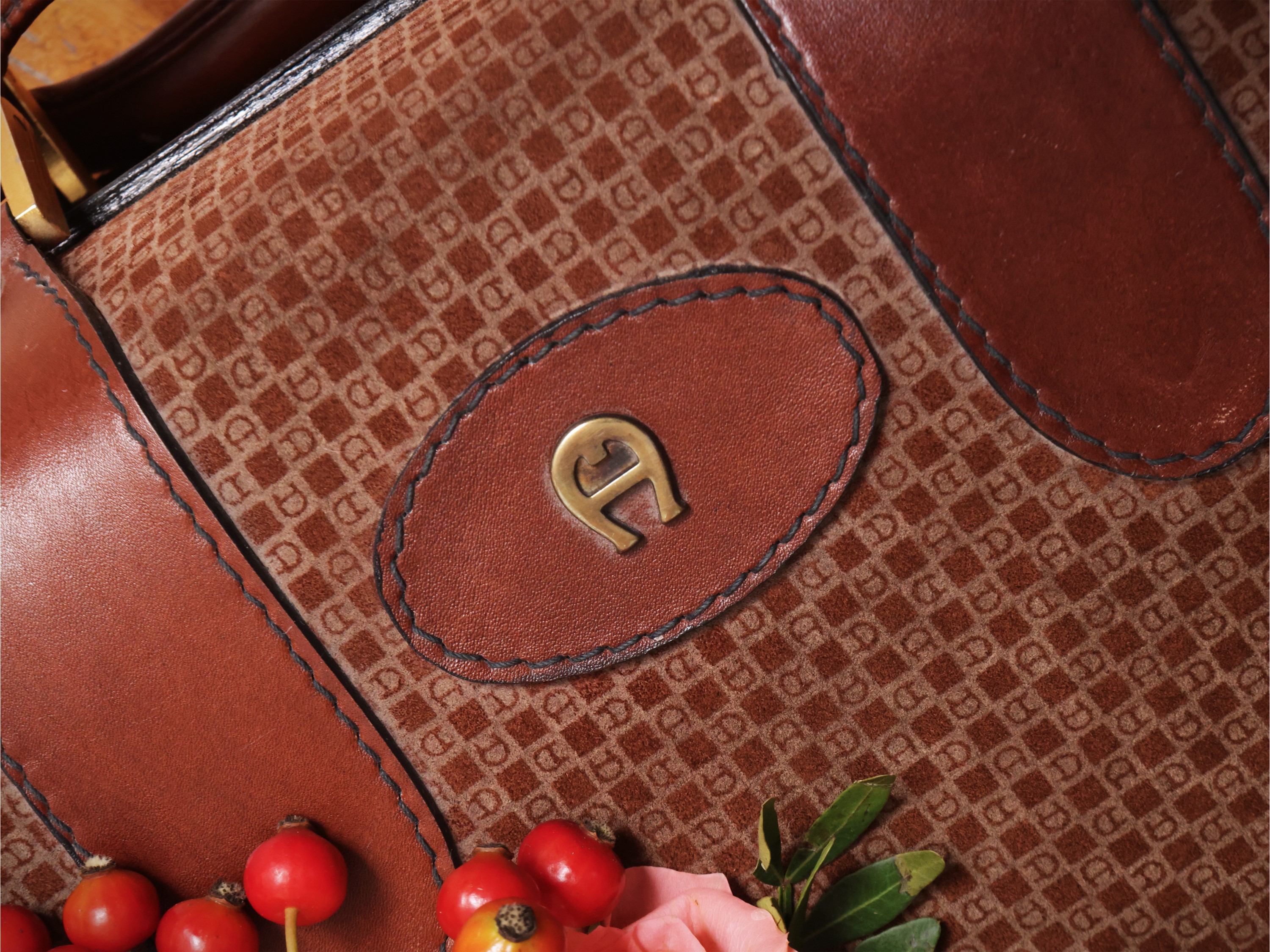 Etienne Aigner, Piccola valigia rigida in suede e pelle marrone con fantasia damier