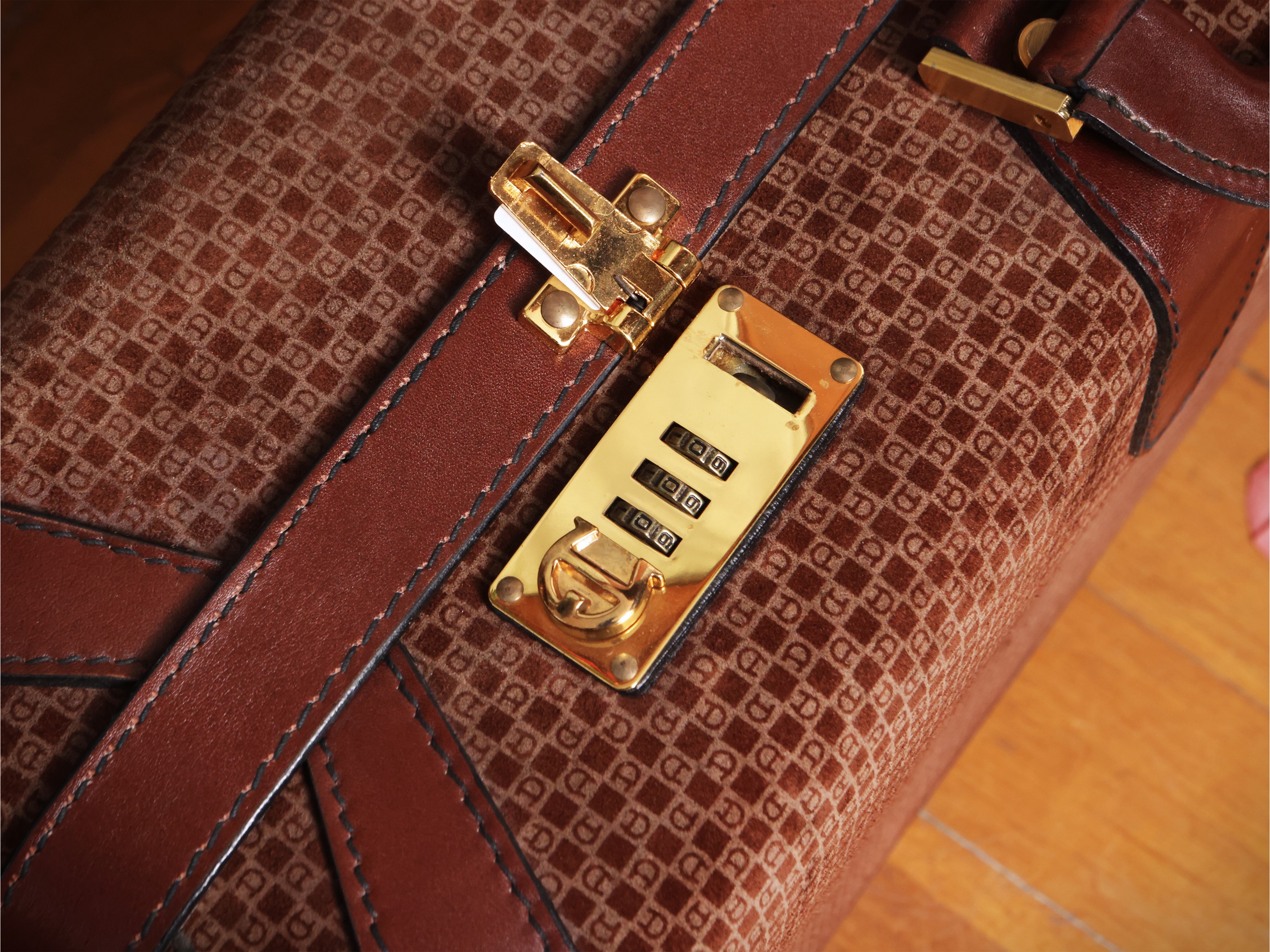 Etienne Aigner, Piccola valigia rigida in suede e pelle marrone con fantasia damier