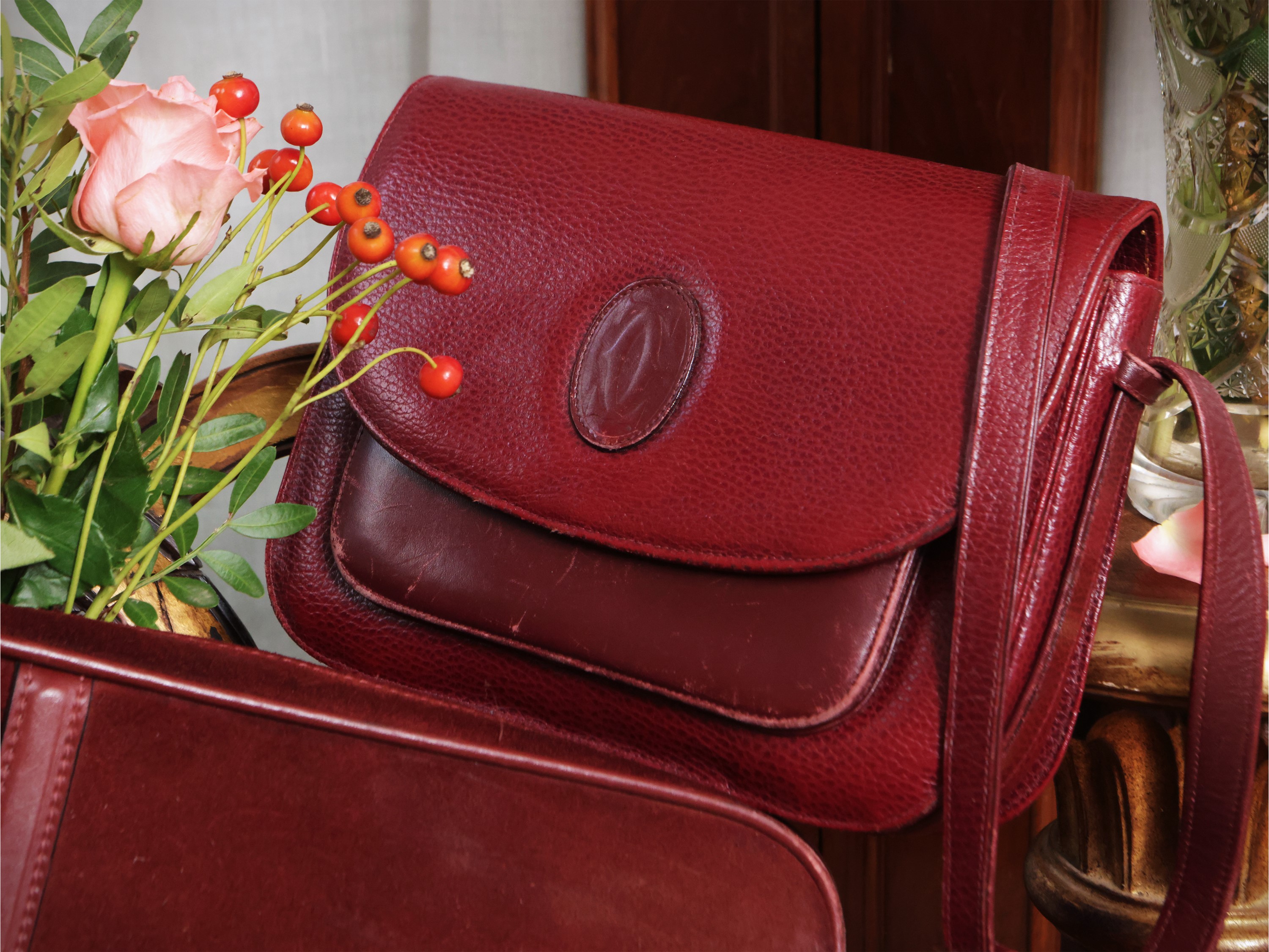 Le Must de Cartier, Tre accessori in suede e pelle bordeaux