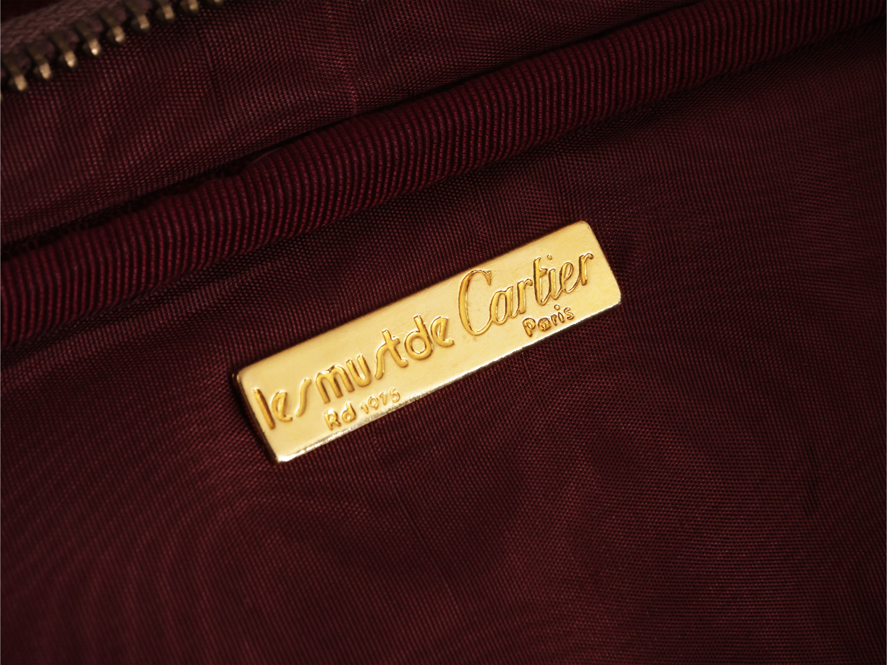 Le Must de Cartier, Tre accessori in suede e pelle bordeaux