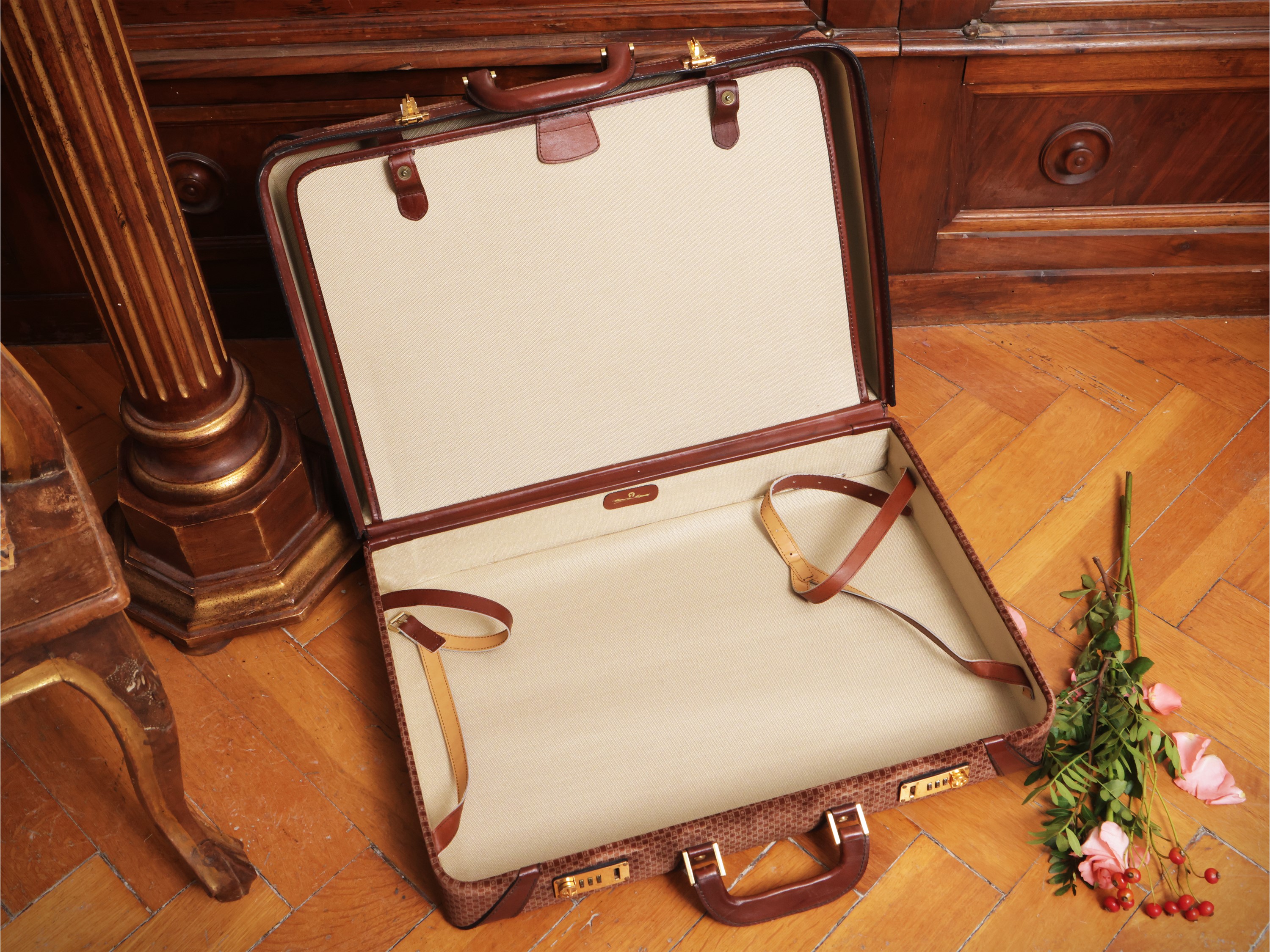 Le Must de Cartier, Tre accessori in suede e pelle bordeaux