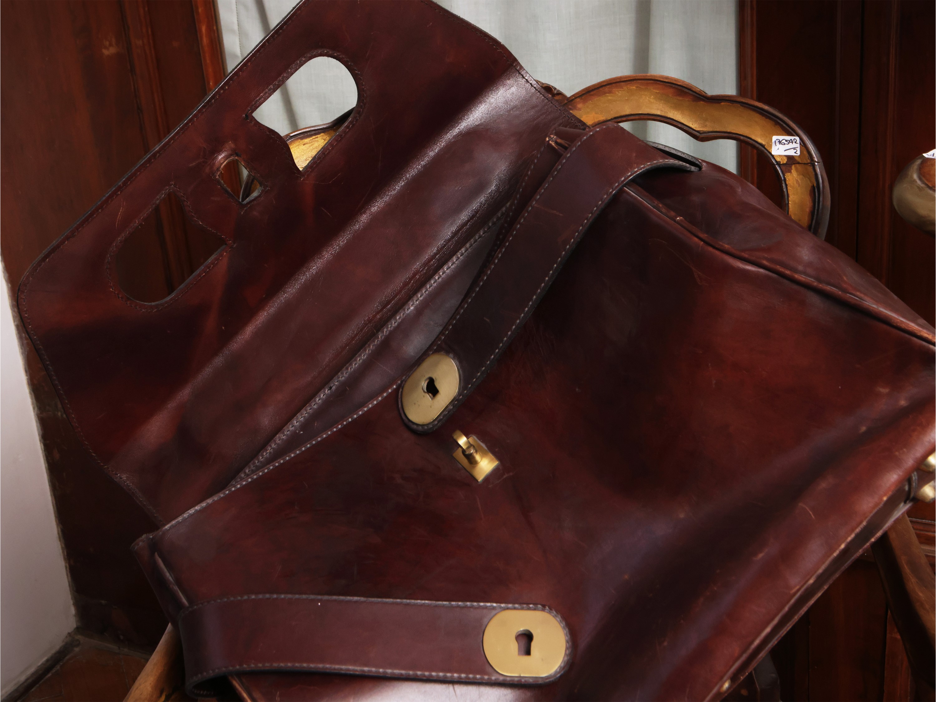 Accessori vari, comprendenti una doctor's bag in pelle marrone, un ombrello in seta e un ombrello...