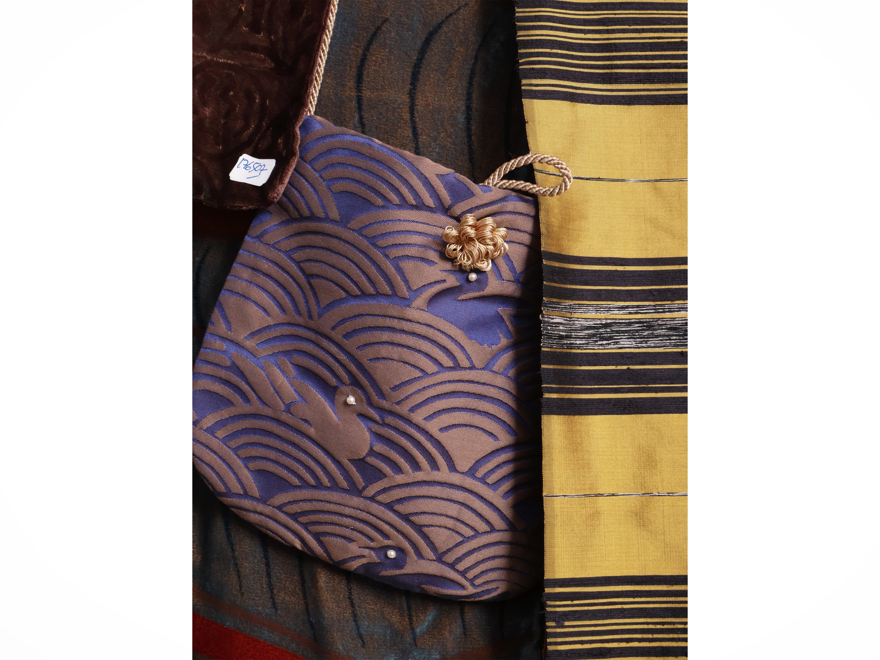 Miscellanea di accessori in velluto e seta con borsa e cinture orientali