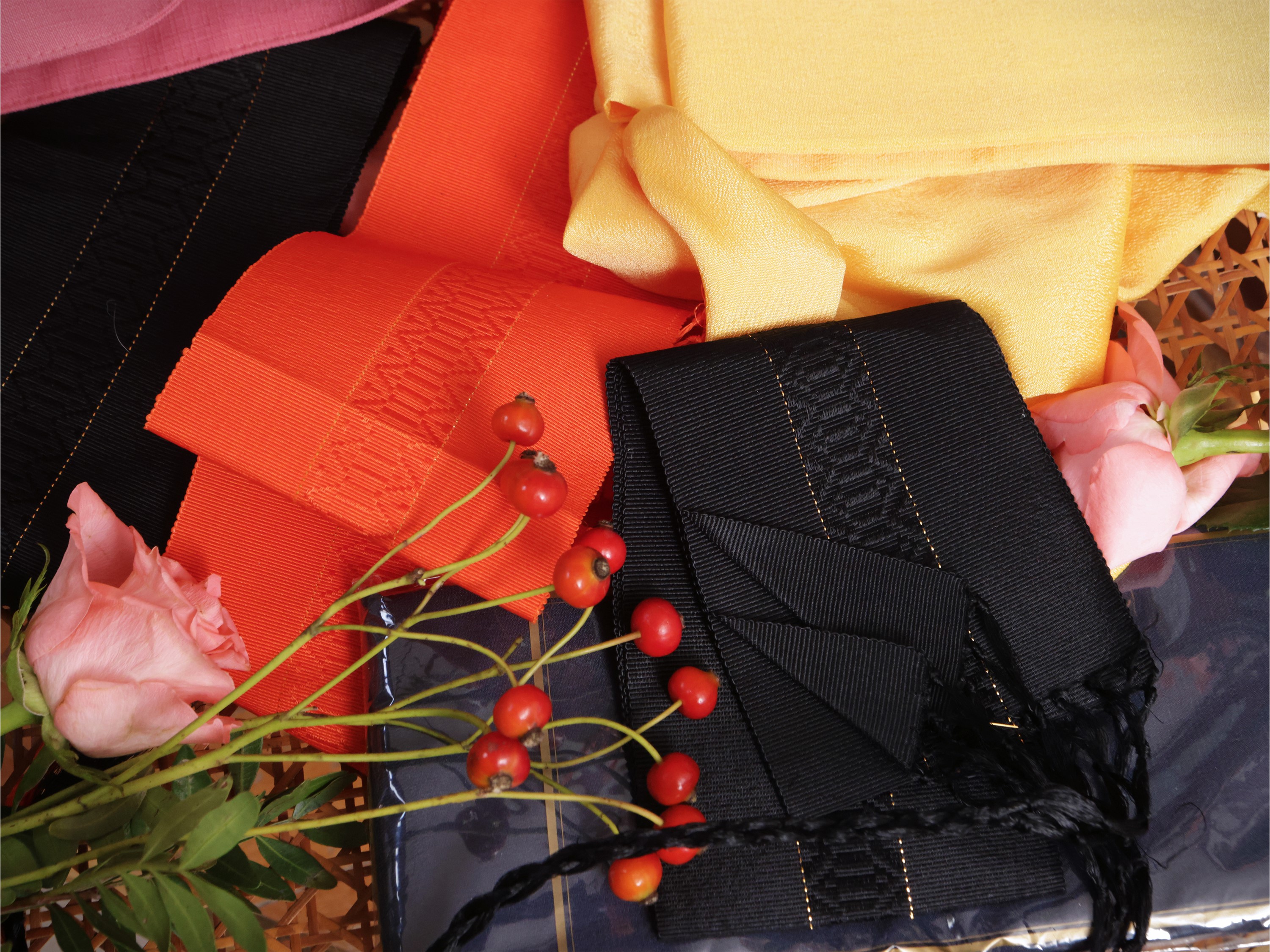 Miscellanea di accessori in velluto e seta con borsa e cinture orientali