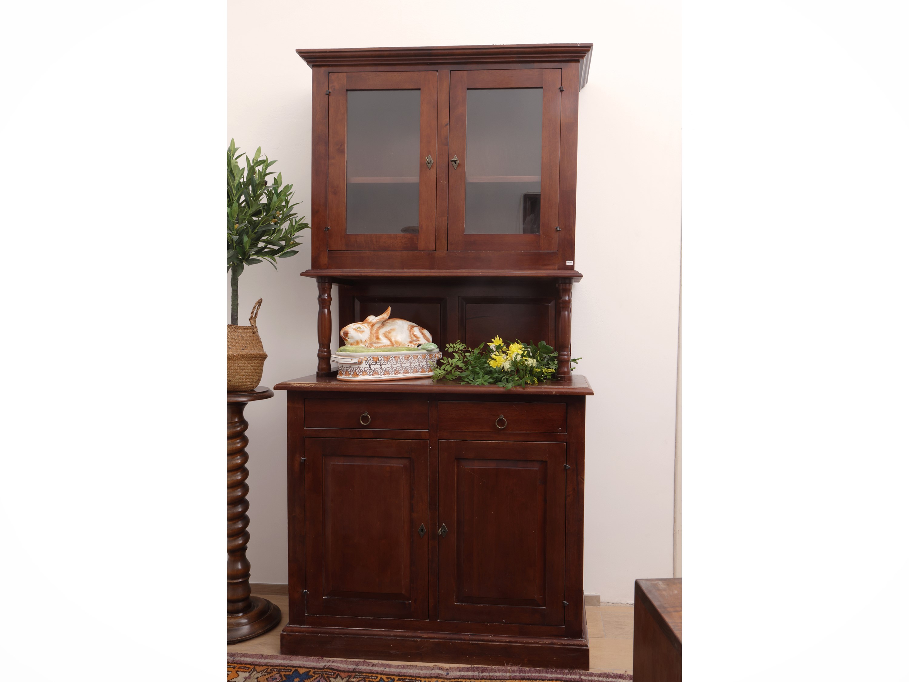 Credenza rustica a due corpi in noce con vetri e cassetti