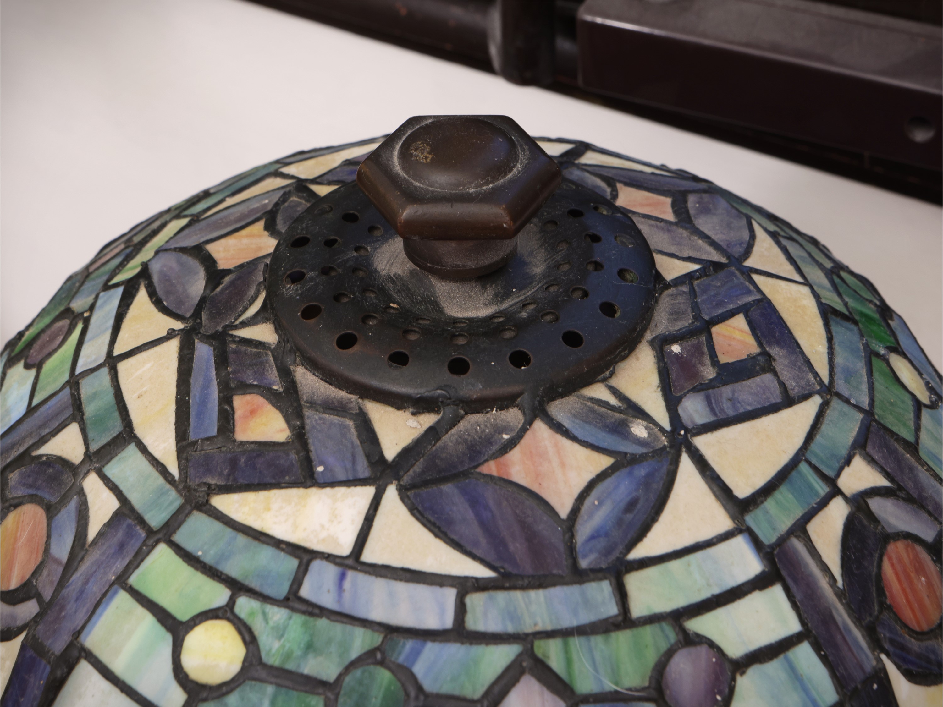 Lampada da tavolo in metallo e pasta di vetro, stile Art Nouveau