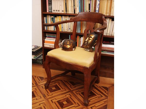 Walnut cockat armchair  (End of the eighteenth/early 19th century)  - Auction Florentine style: from a villa in Settignano to Maria Teresa Colonna's retreat - Maison Bibelot - Casa d'Aste Firenze - Milano
