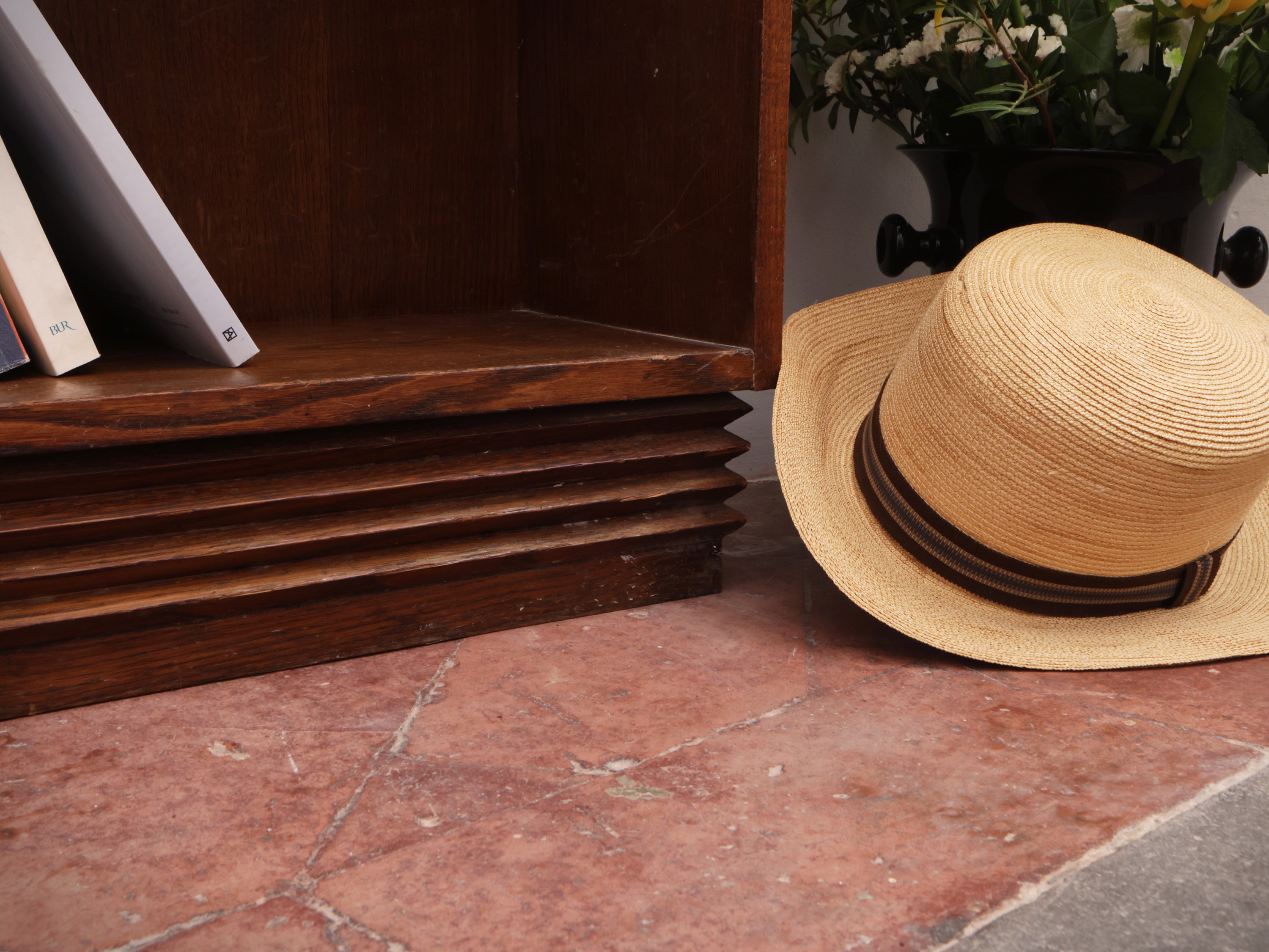 Coppia di librerie a giorno in legno tenero