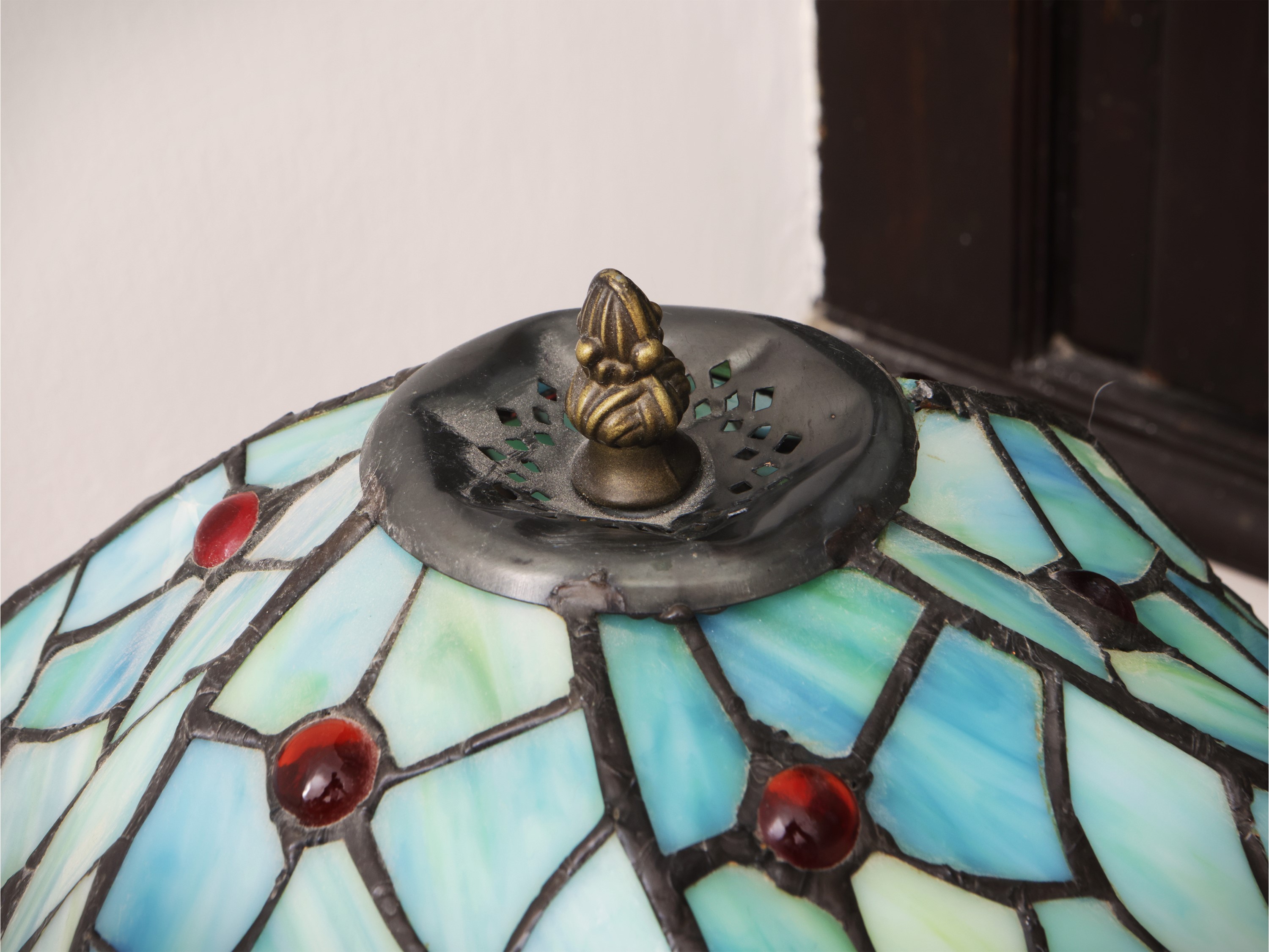 Lampada da tavolo in antimonio con elementi in pasta di vetro policroma