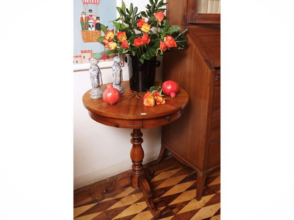Support table veneered in walnut