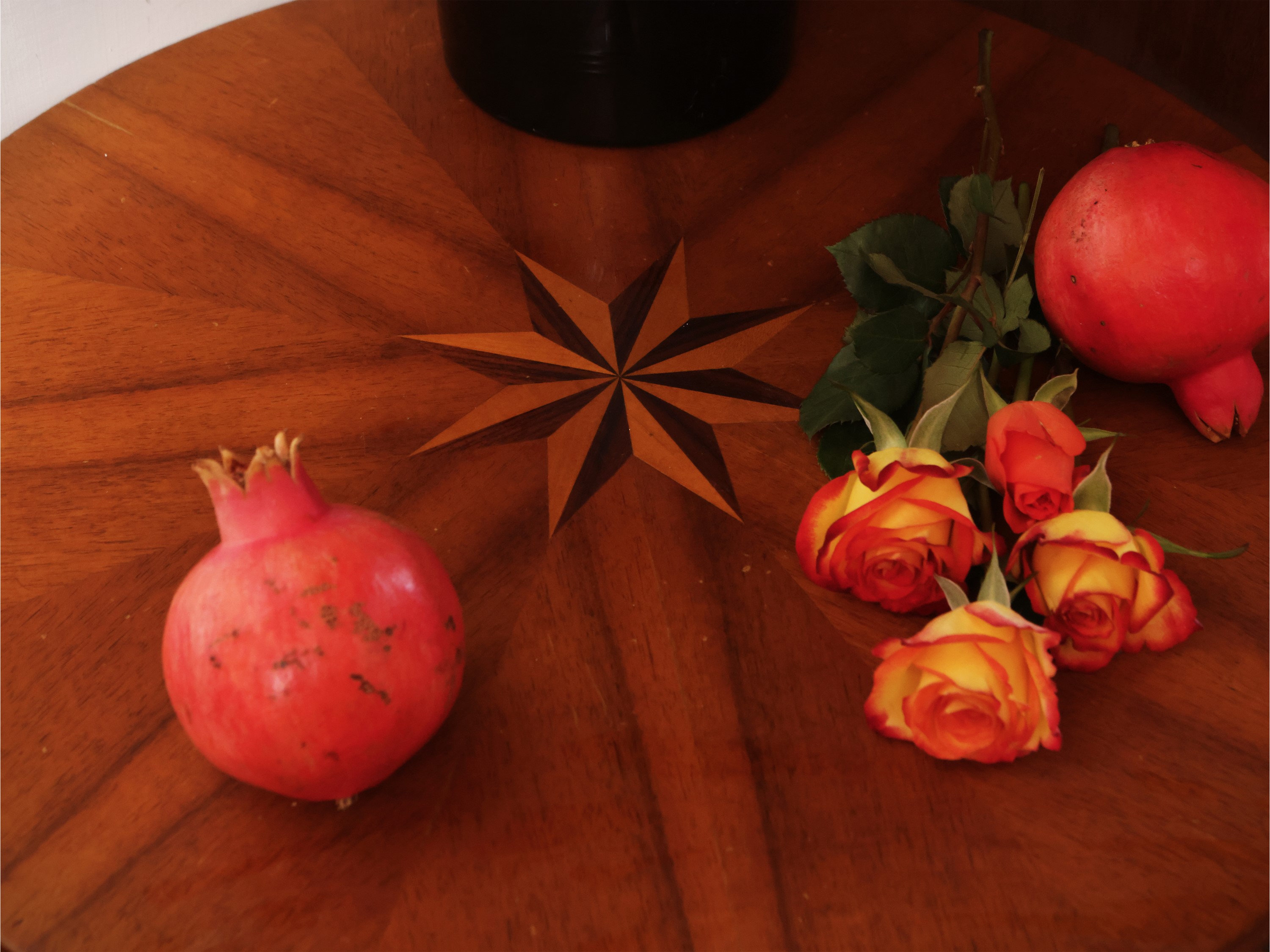 Tavolino da appoggio impiallacciato in noce con intarsio a rosa dei venti