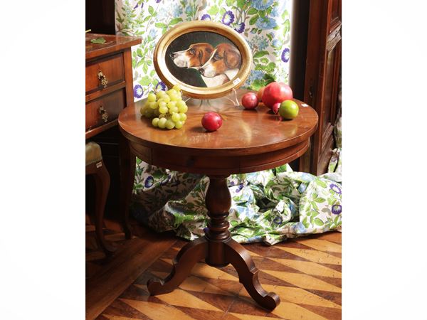Support table veneered in walnut