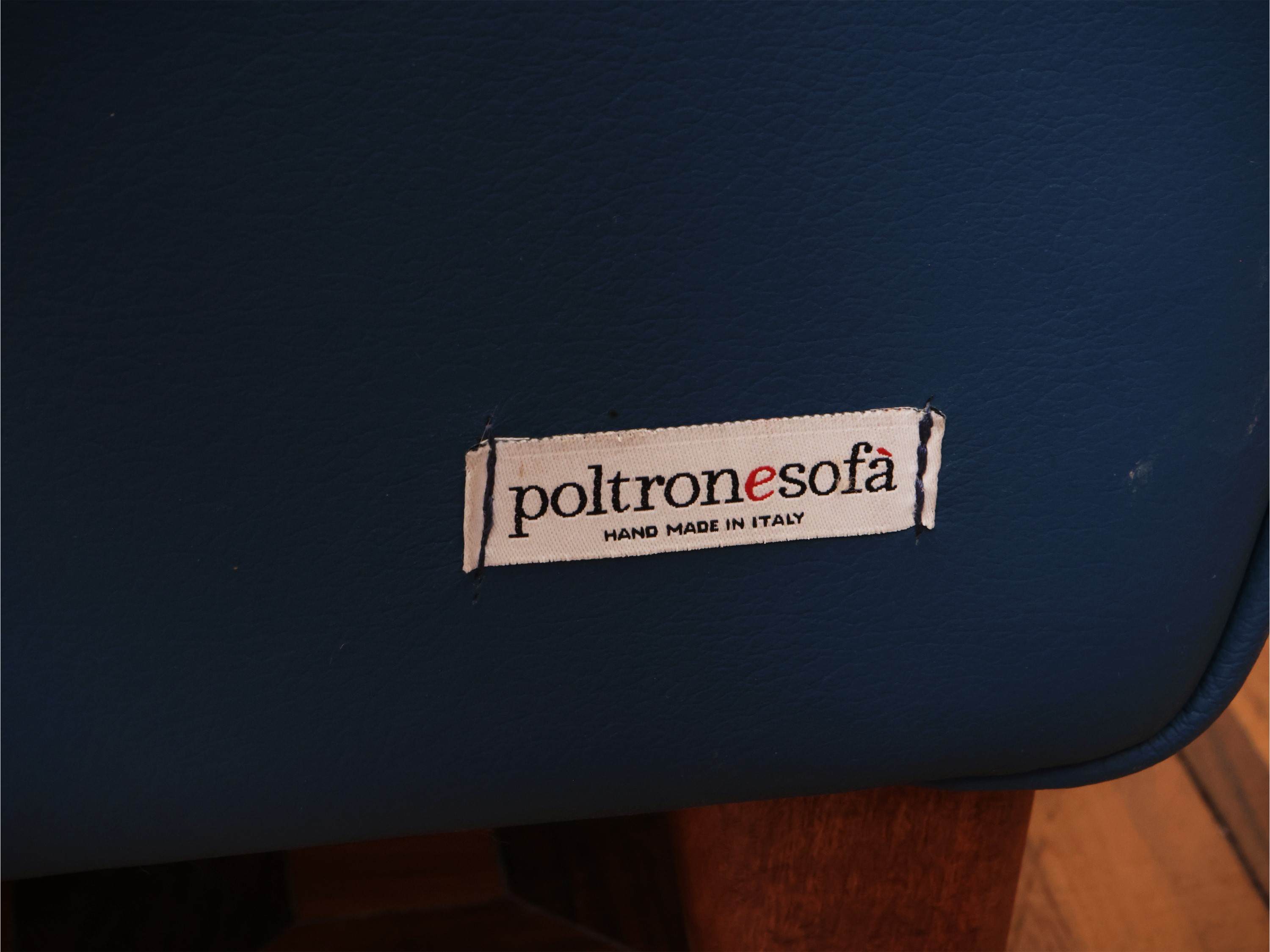 Coppia di poltrone in pelle color ottanio, h 83 cm