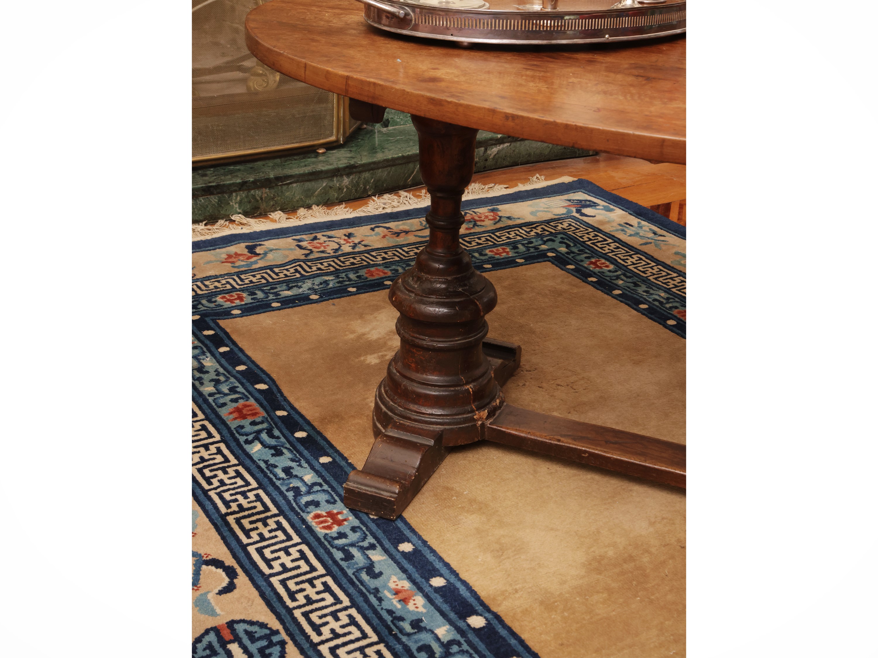 Tavolino basso da salotto in noce, h 60 cm, piano ovale