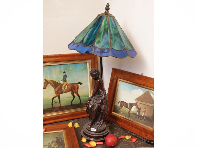 Lampada da tavolo in antimonio con stelo a figura femminile e cappello in pasta di vetro