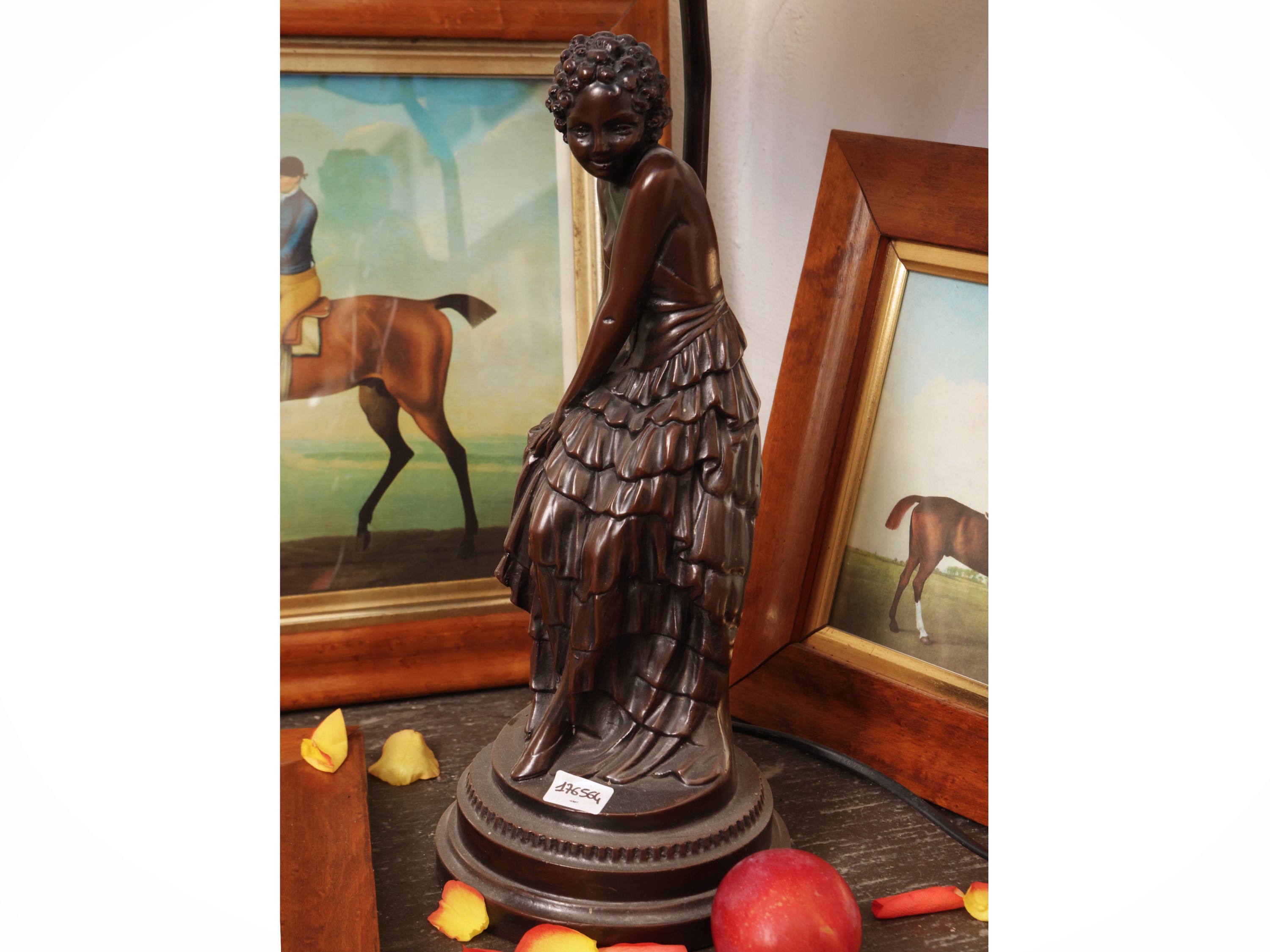 Lampada da tavolo in antimonio con stelo a figura femminile e cappello in pasta di vetro