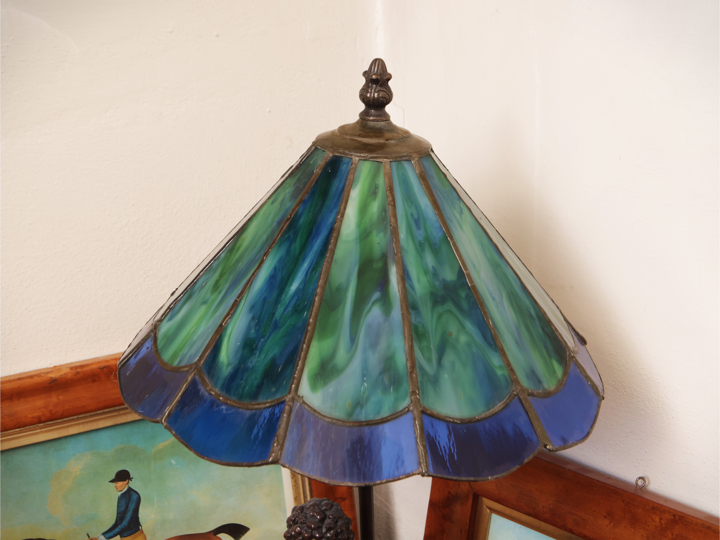 Lampada da tavolo in antimonio con stelo a figura femminile e cappello in pasta di vetro