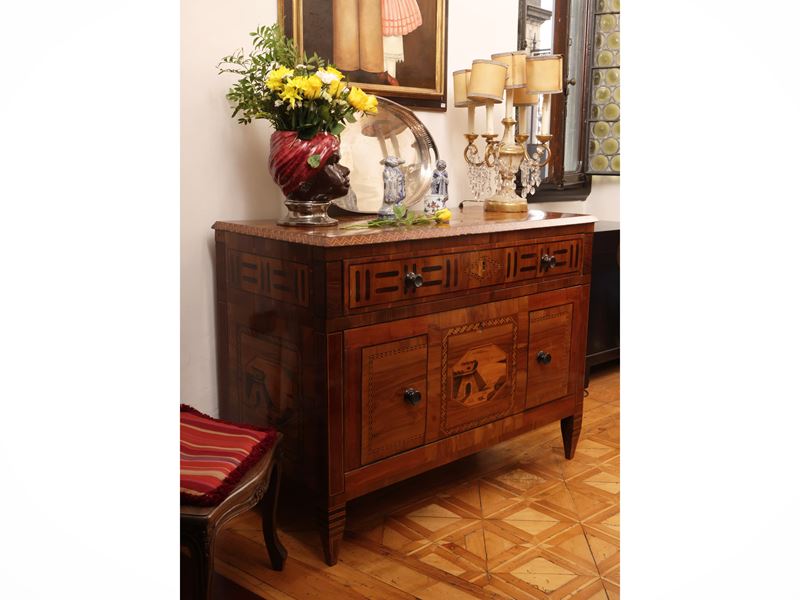 Cassettone impiallacciato in noce ed altre essenze