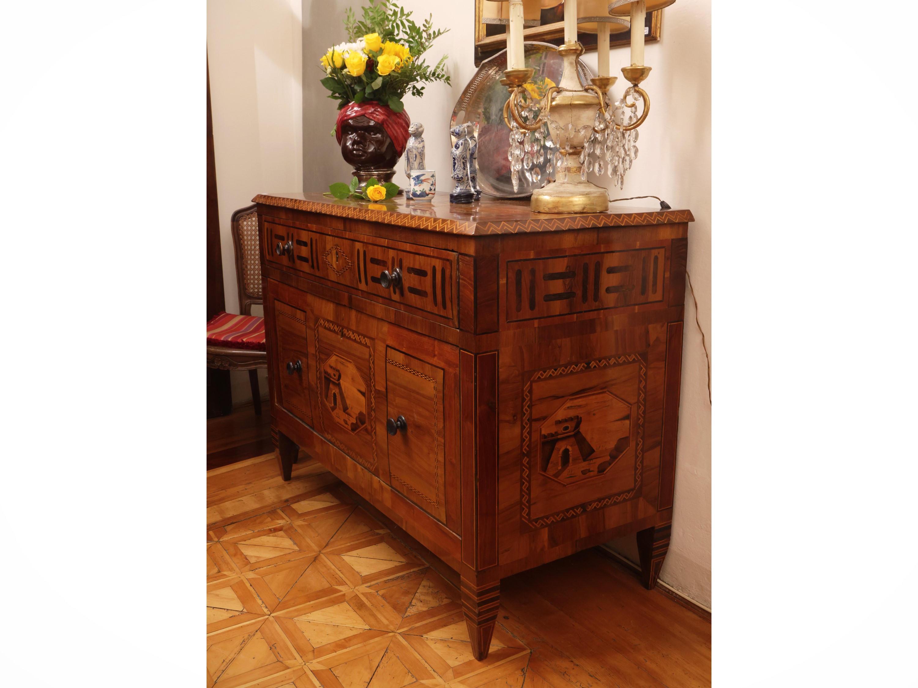 Cassettone impiallacciato in noce ed altre essenze